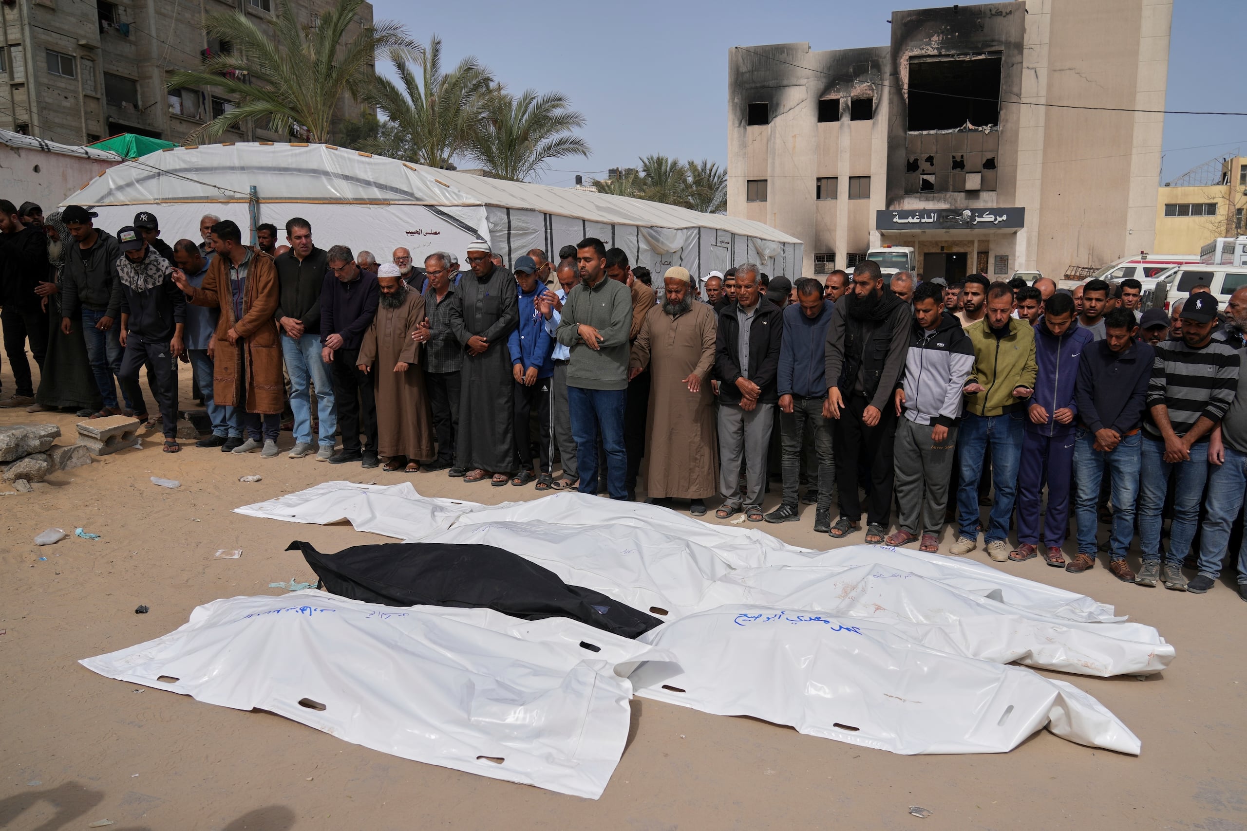 Palestinos rezan sobre los cuerpos de algunas de las 15 personas, incluidos 5 niños y 5 mujeres, que murieron en dos ataques aéreos israelíes, durante su funeral en Jan Yuns, en el sur de la Franja de Gaza, el domingo 6 de abril de 2025. (AP Foto/Abdel Kareem Hana)