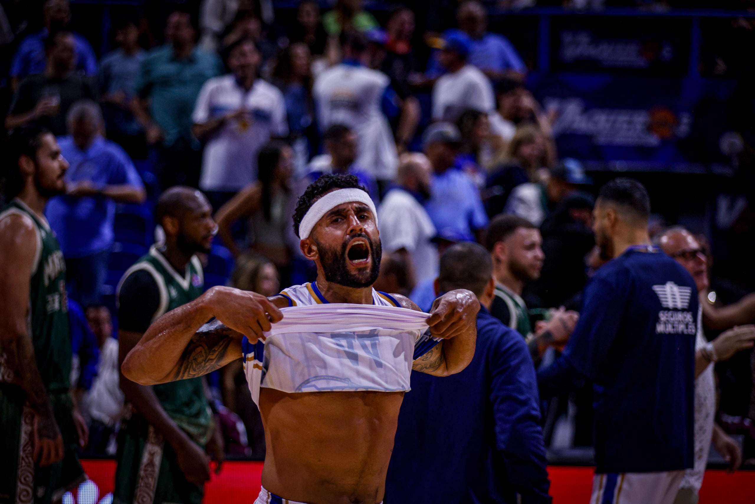 Javier Mojica emocionado durante el juego contra los Indios de Mayagüez.