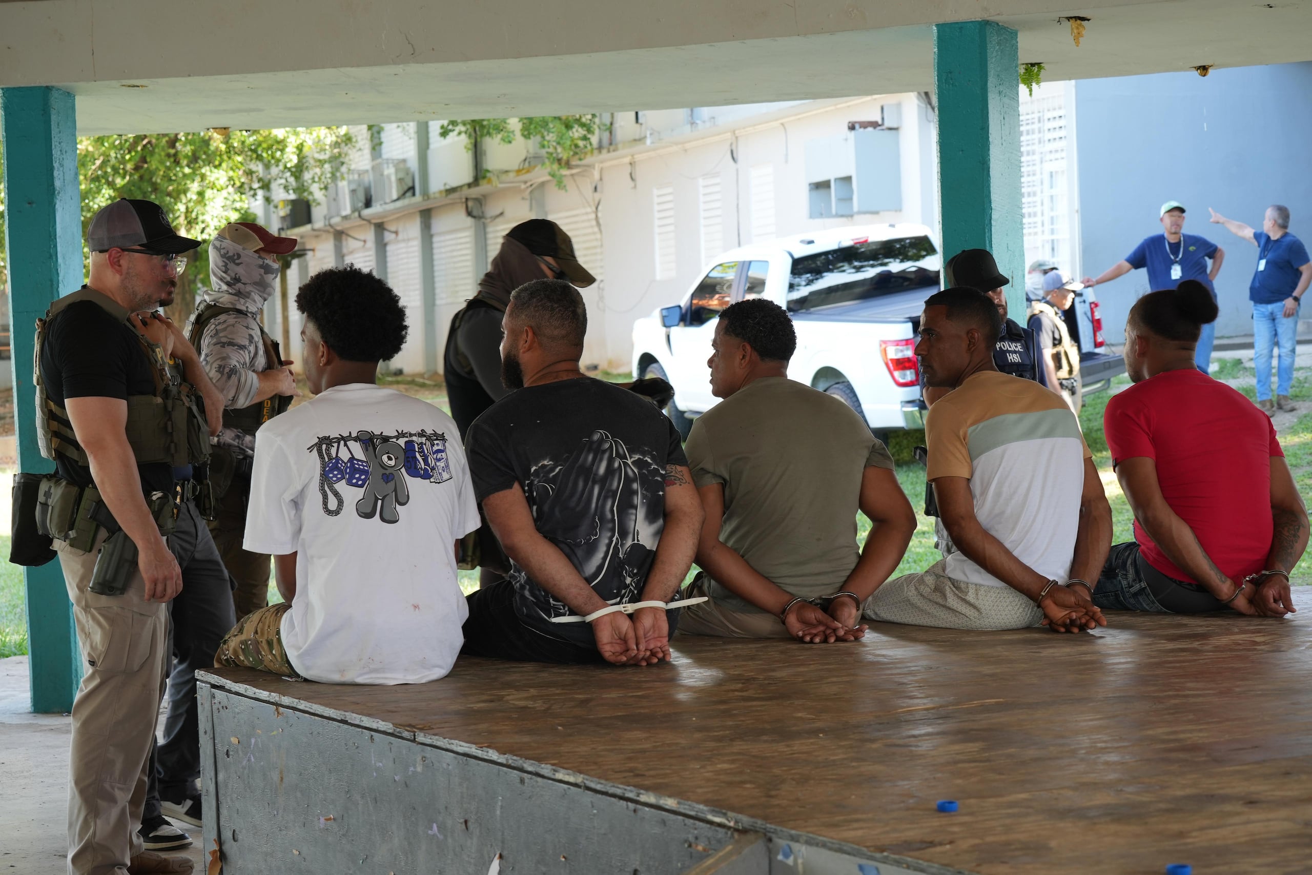 El 25 de mayo de 2025, ICE HSI intervino en una gallera clandestina ubicada en San Juan y detuvo 31 individuos sin estatus migratorio legal en los Estados Unidos.