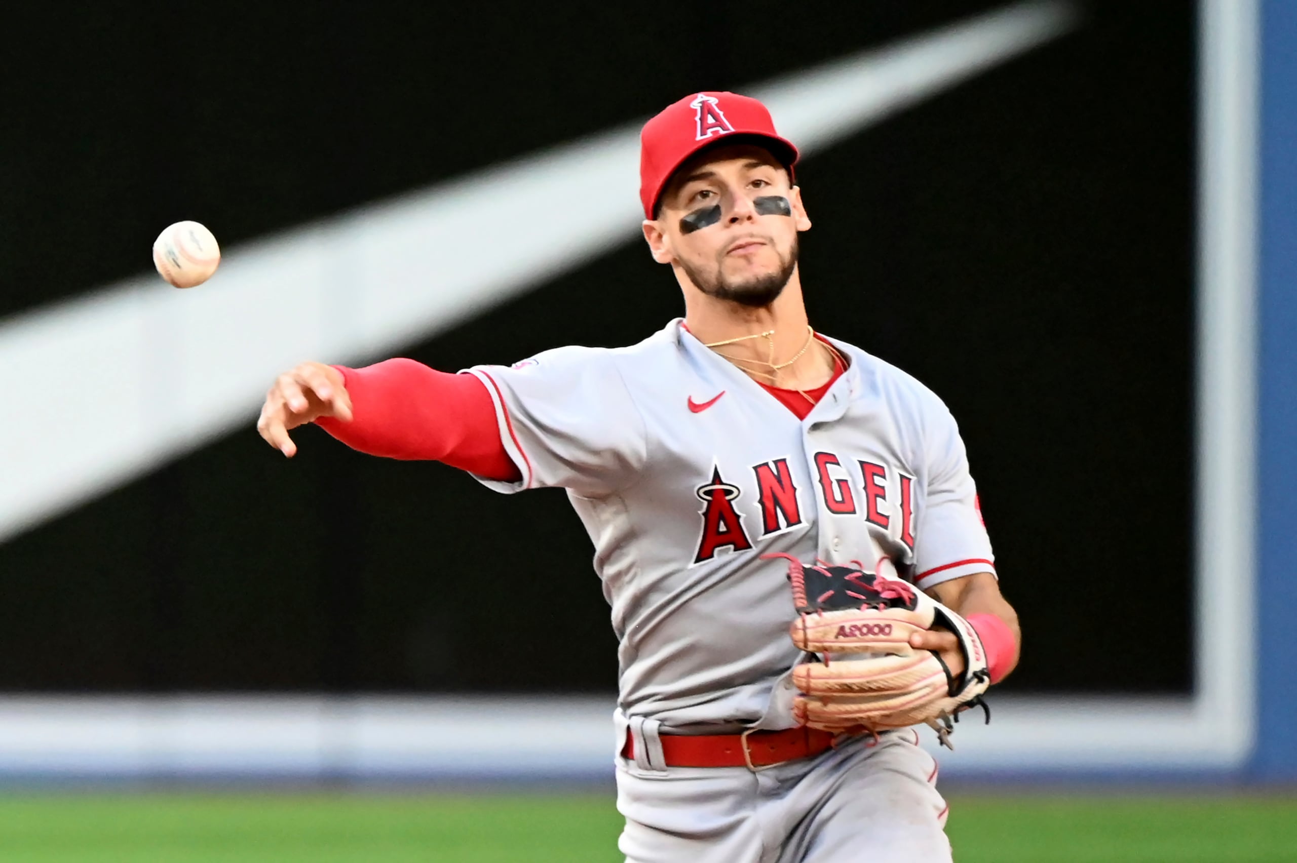 Andrew Velázquez en uniforme de los Angels de Los Angeles.