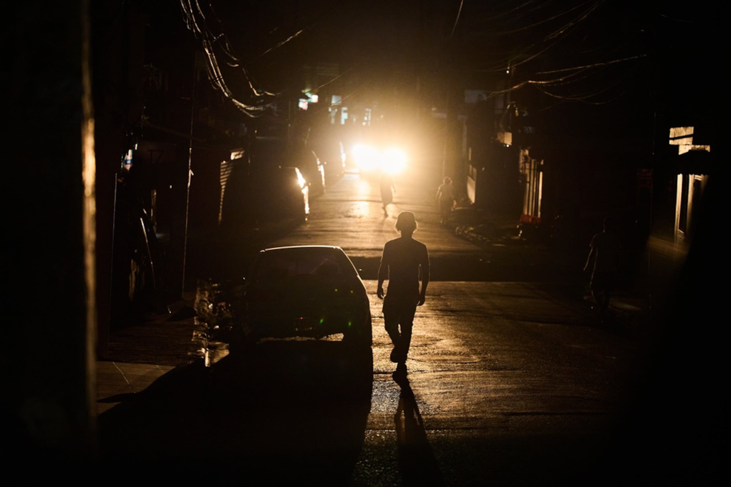 Un hombre camina por una calle durante un apagón en Santo Domingo, República Dominicana, el lunes 23 de febrero de 2026.