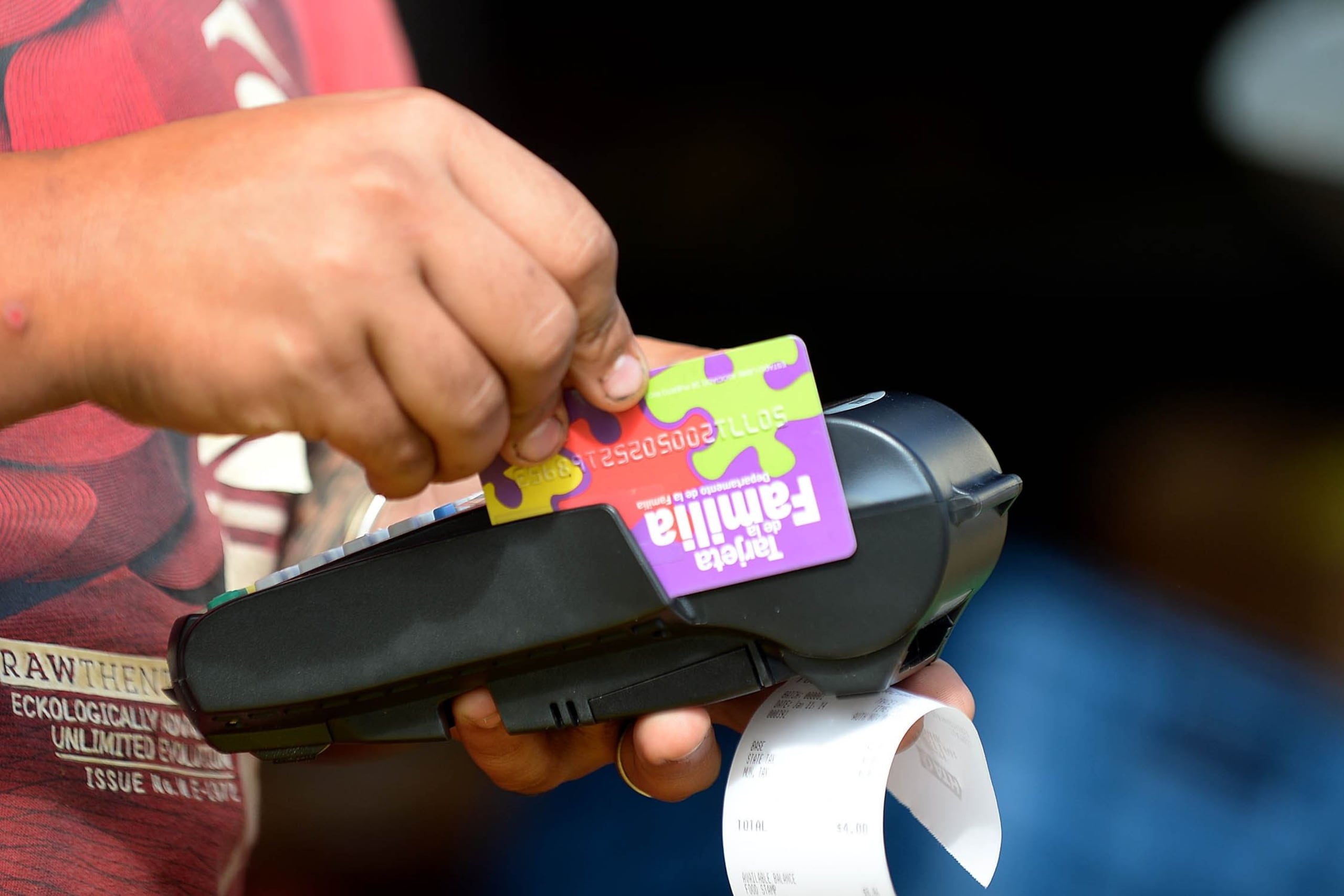 En promedio, una familia beneficiaria de cuatro personas recibe $240 mensuales. De ese total, puede retirar $60 en efectivo. (Archivo / GFR Media)