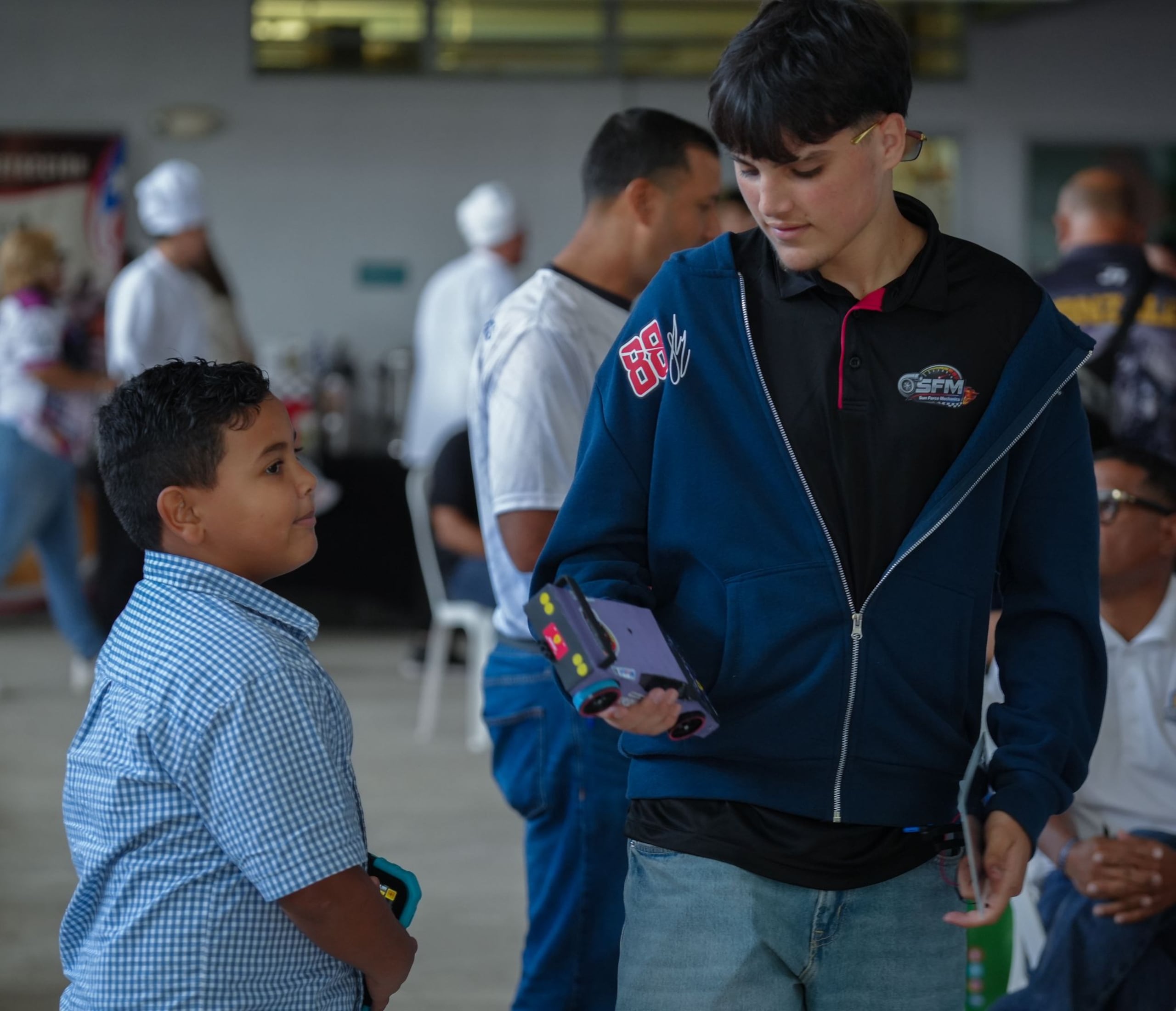 El estudiante Alan Torres, quien junto a su equipo ganó el primer lugar por diseño y funcionamiento.