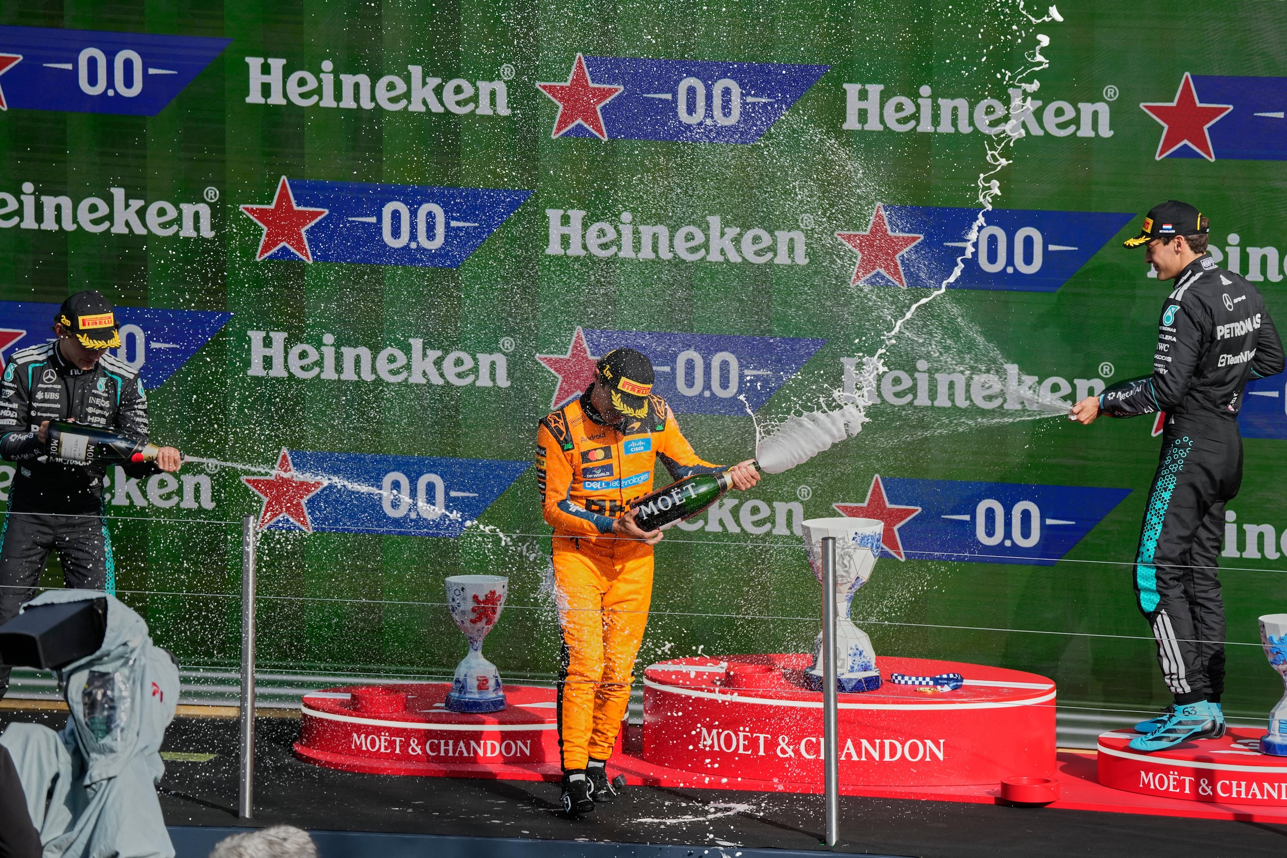 El italiano Kimi Antonelli, segundo con Mercedes, junto al ganador Lando Norris de McLaren y George Russell, de Mercedes, que fue tercero.