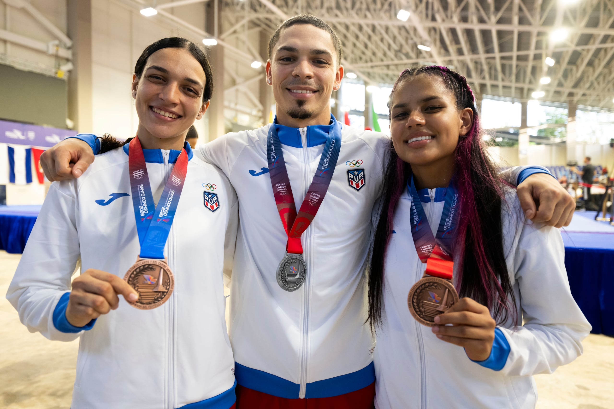 En la foto Adrián Benítez, medallista de plata, junto a las medallistas de bronce Andrea Delgado e Isuangelis Soto.