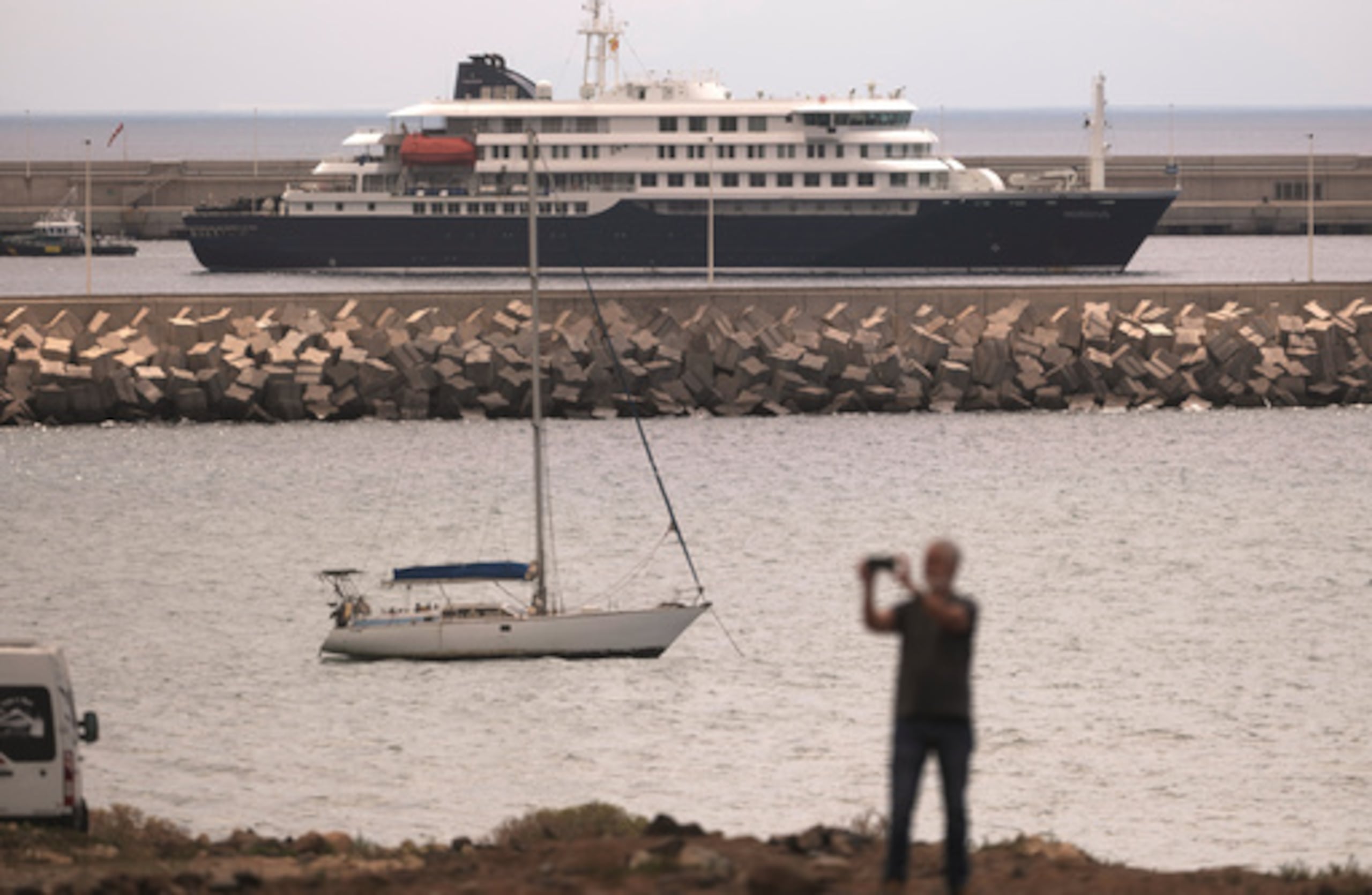 El crucero MV Hondius, afectado por el hantavirus, fondeado en el puerto de Granadilla en Tenerife, Islas Canarias, España, el lunes 11 de mayo de 2026. (AP Photo/Arturo Rodriguez)