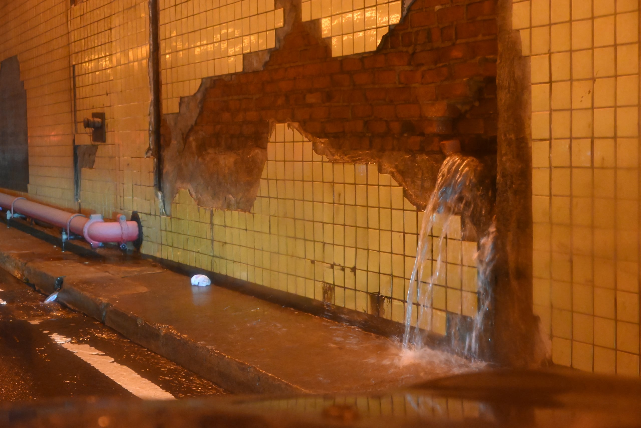 El gobernador de Nueva Jersey, Phil Murphy, declaró un estado de emergencia a causa de las inundaciones repentinas y las fuertes lluvias, y recomendó a la población permanecer en interiores.