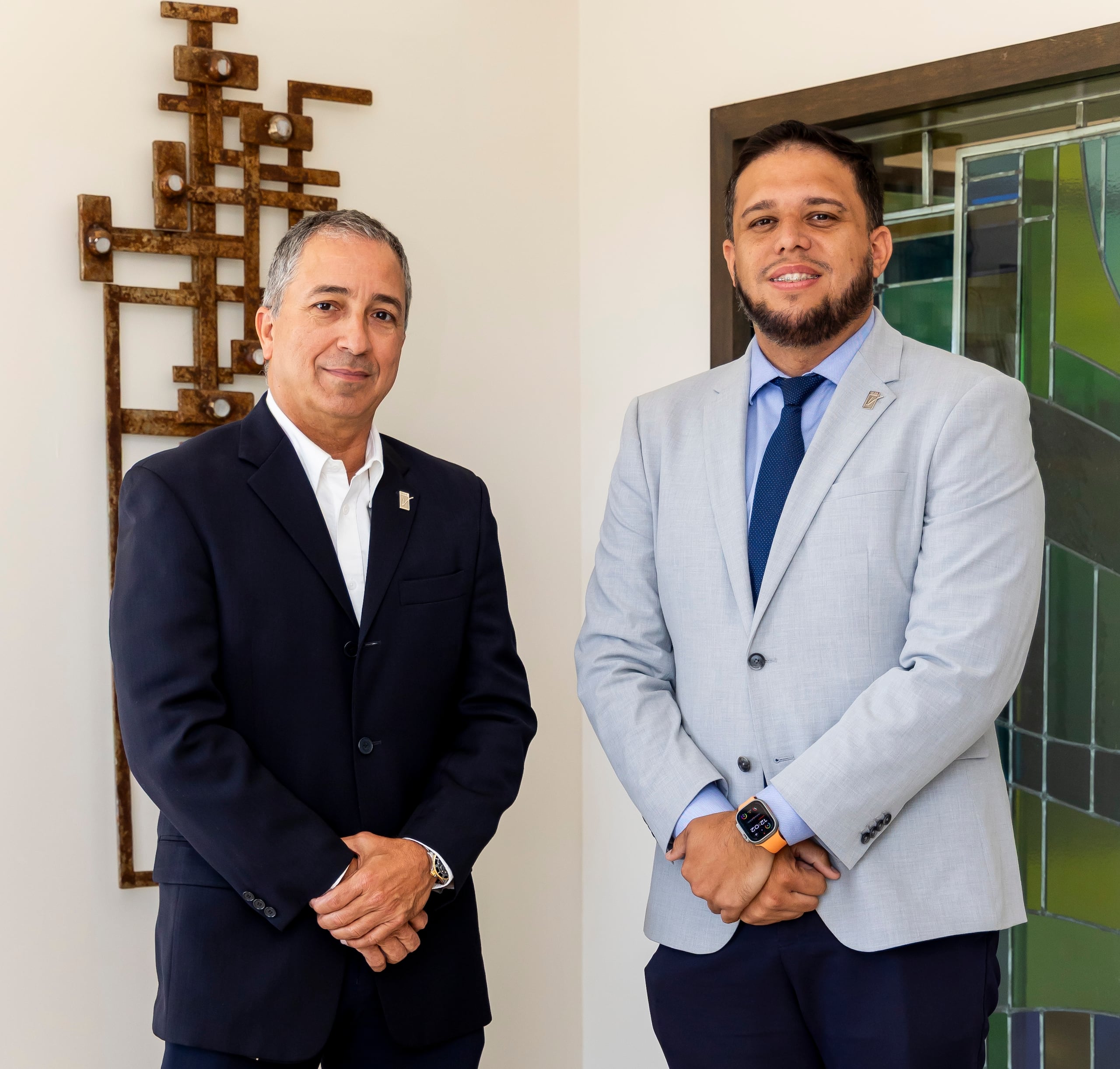 A la izquierda, el licenciado José Ernesto Ramos Monell, principal oficial ejecutivo (CEO) junto a Kenel Grullón López, principal oficial de operaciones (COO) de VAPR Federal Credit Union.
