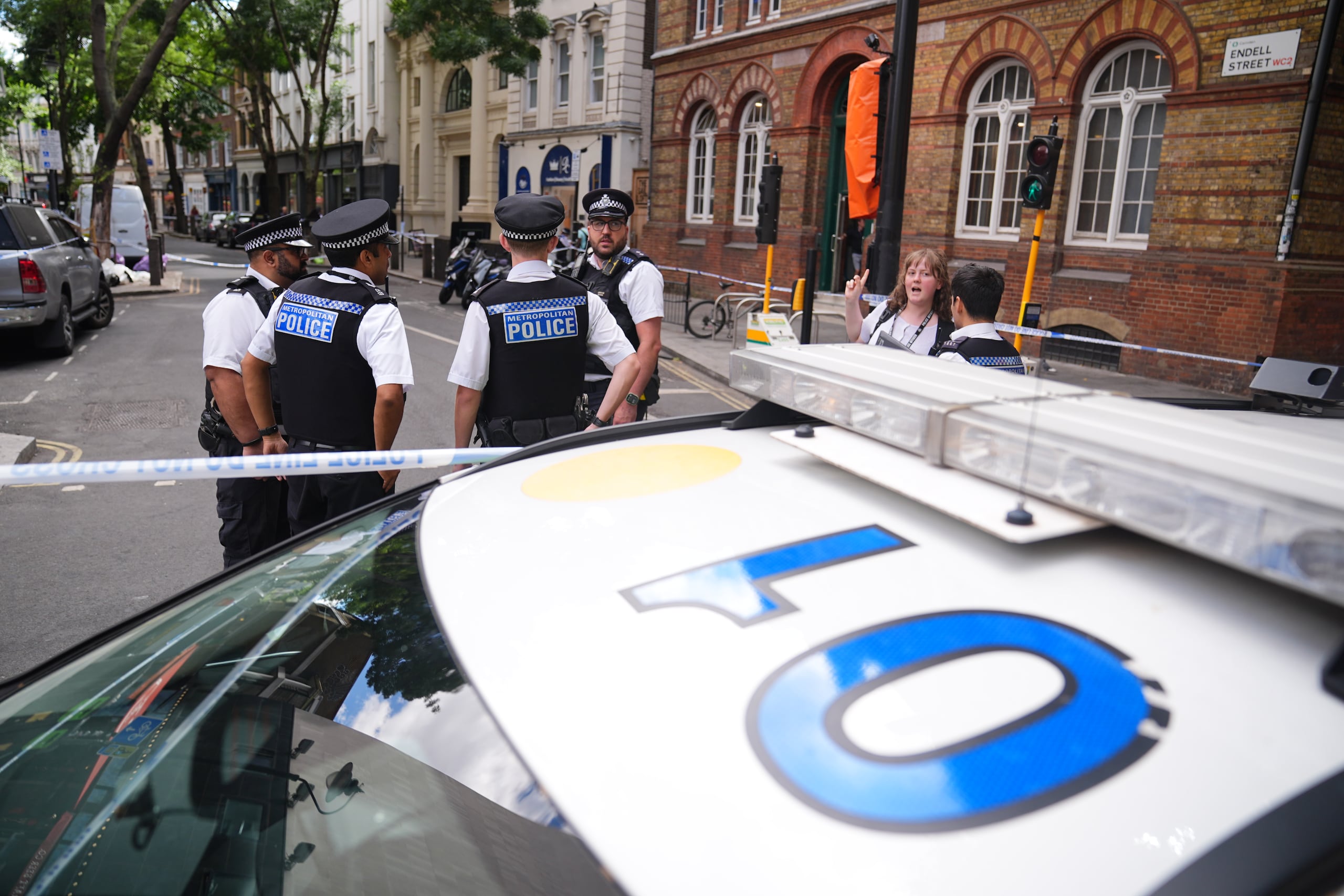 La policía informó que cuatro hombres de 34, 39, 42 y 52 años fueron encontrados con heridas de arma blanca y que una mujer de 47 años fue arrestada.