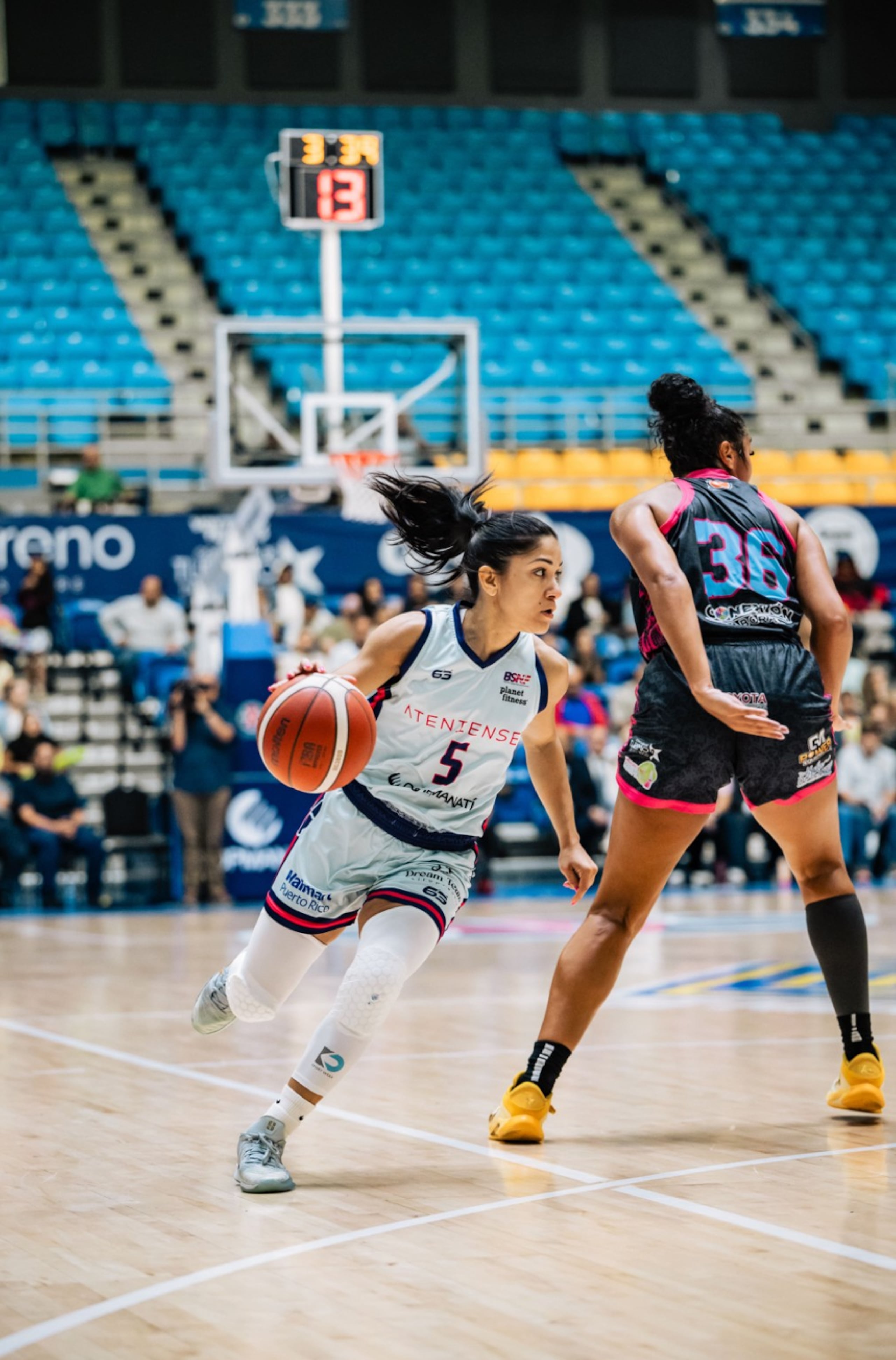 Pamela Rosado penetra al canasto en el partido del lunes en Manatí.
