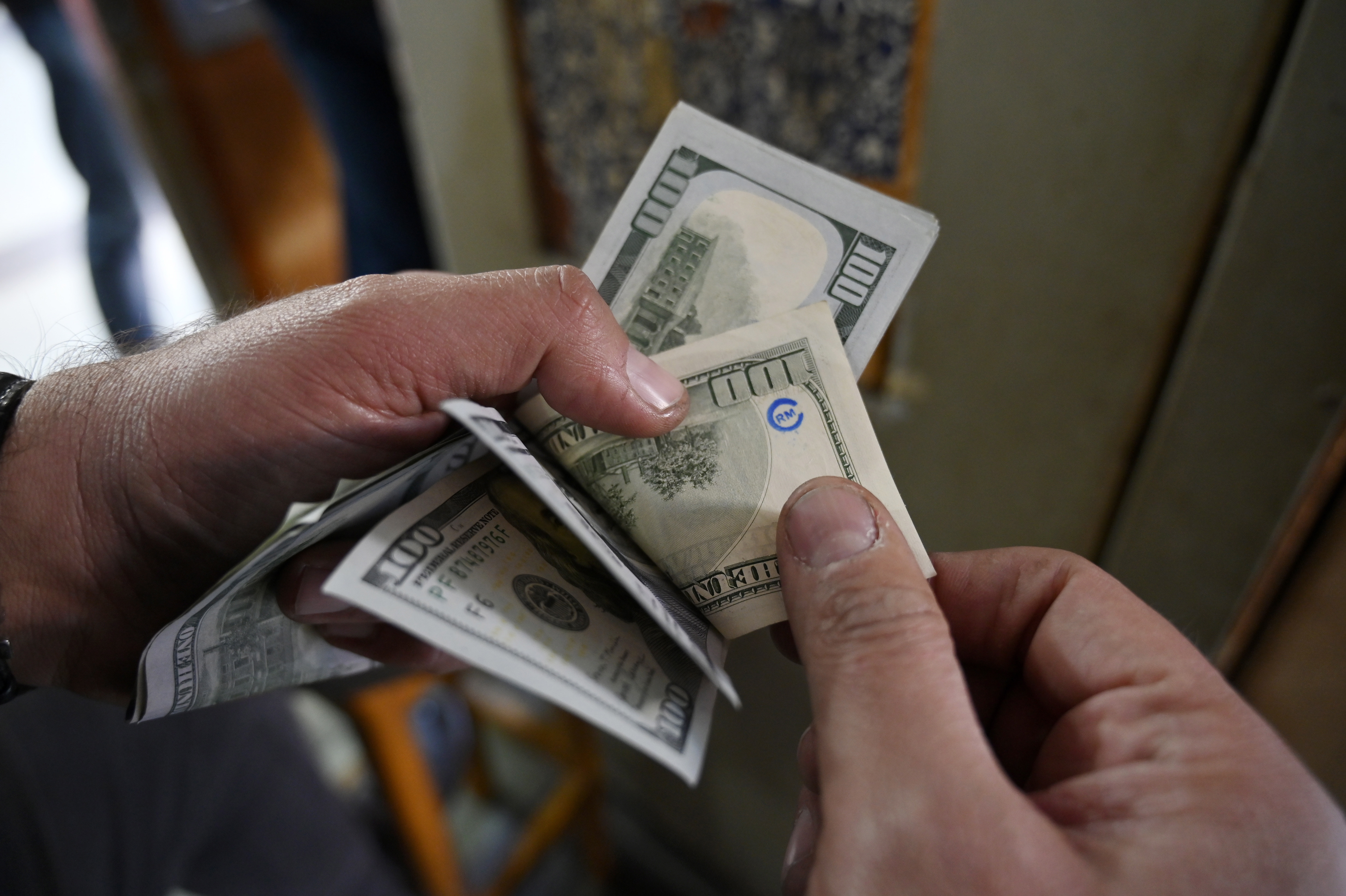 Los contenedores guardaban dinero en efectivo envuelto en plástico para protegerlo de la humedad.