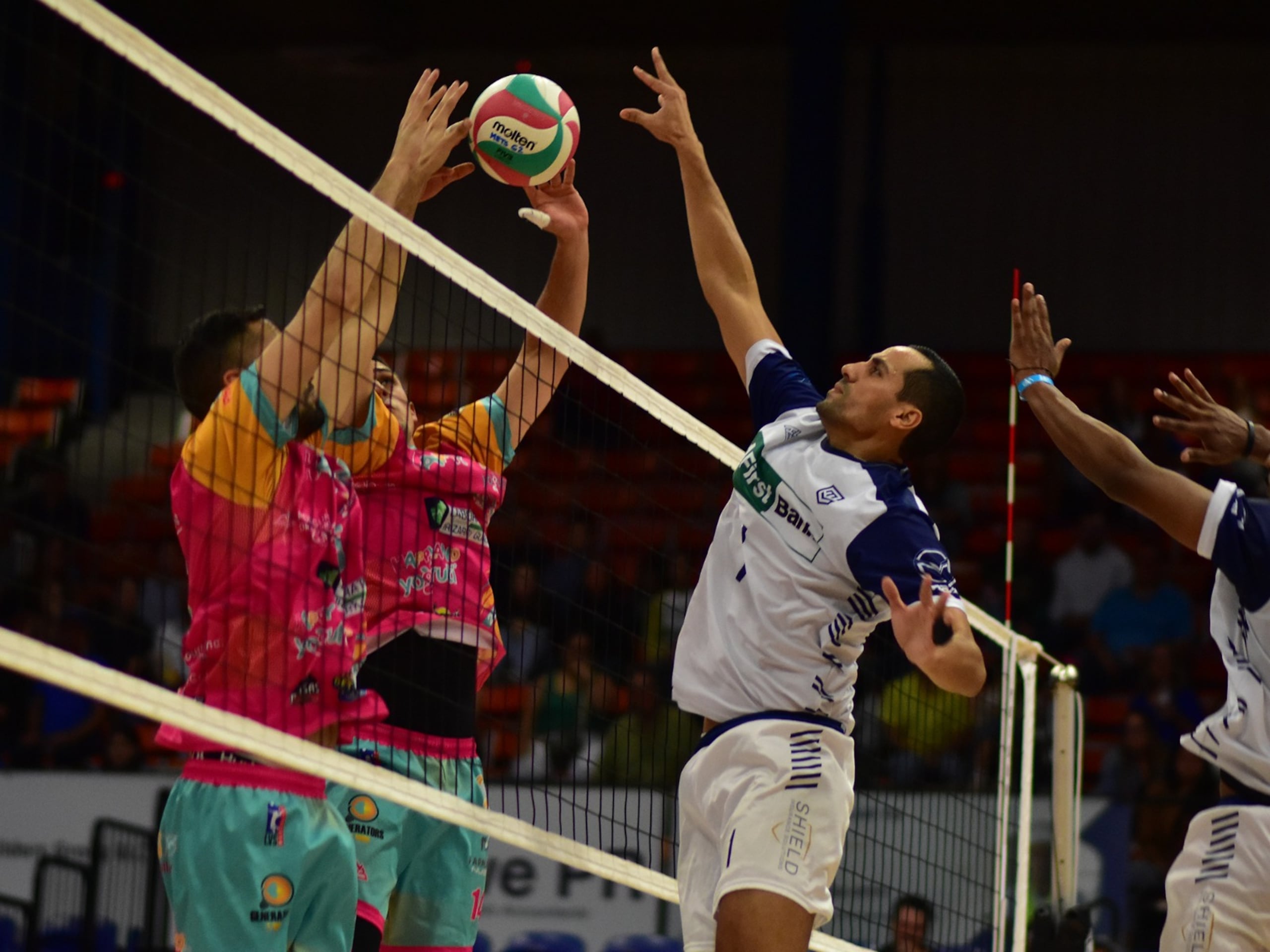 Los Caribes de San Sebastián atacan ante la defensa de los Mets de Guaynabo en el Coliseo Mario "Quijote" Morales.