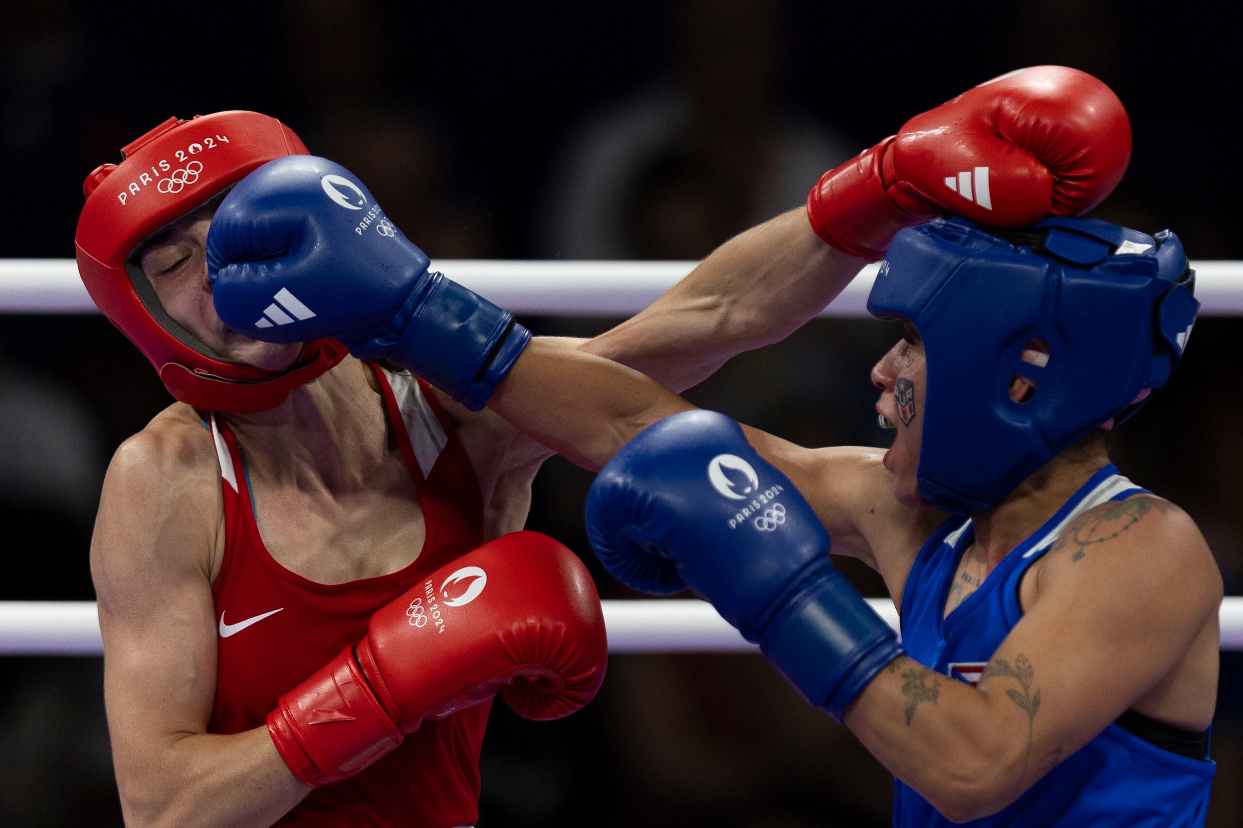 La boxeadora boricua Ashleyann Lozada (azul) fue en los pasados Juegos Olímpicos de París 2024 la primera boxeadora femenina de Puerto Rico en participar de un torneo de boxeo olímpico.
Foto por:  
Xavier Araújo | GFR Media
xavier.araujo@gfrmedia.com