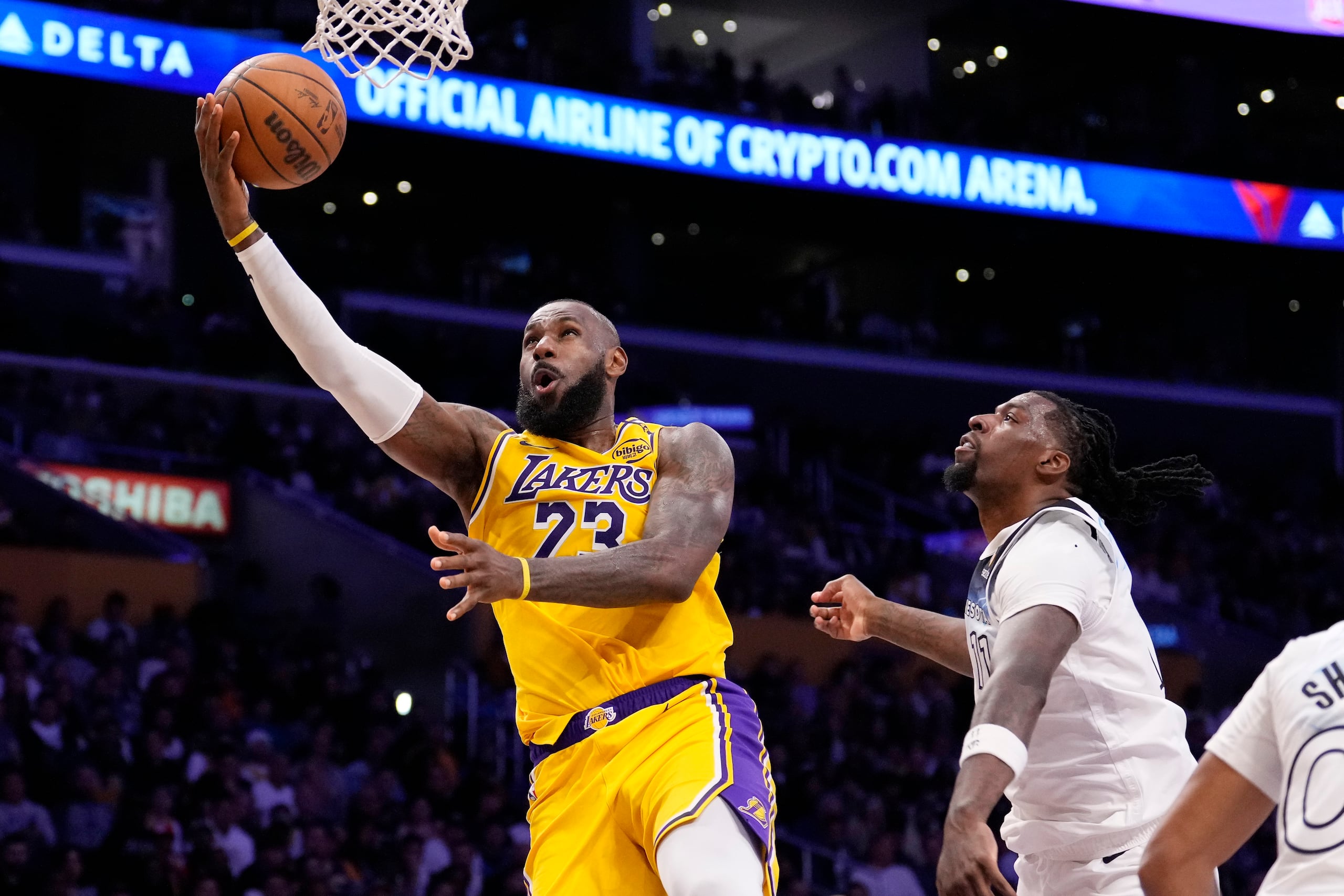 LeBron James de los Lakers de Los Ángeles dispara al aro ante Naz Reid de los Timberwolves de Minnesota, el jueves 27 de febrero de 2025, en Los Ángeles.