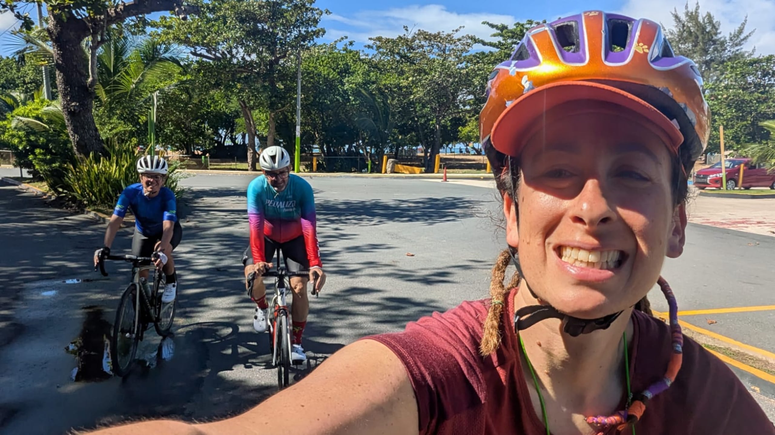 Bergman junto a Ylenia González Castillo y
Jaime G Dávila Marrero de 'Muévete en Bici PR', con quienes se encontró algunos días atrás en Vega Baja.