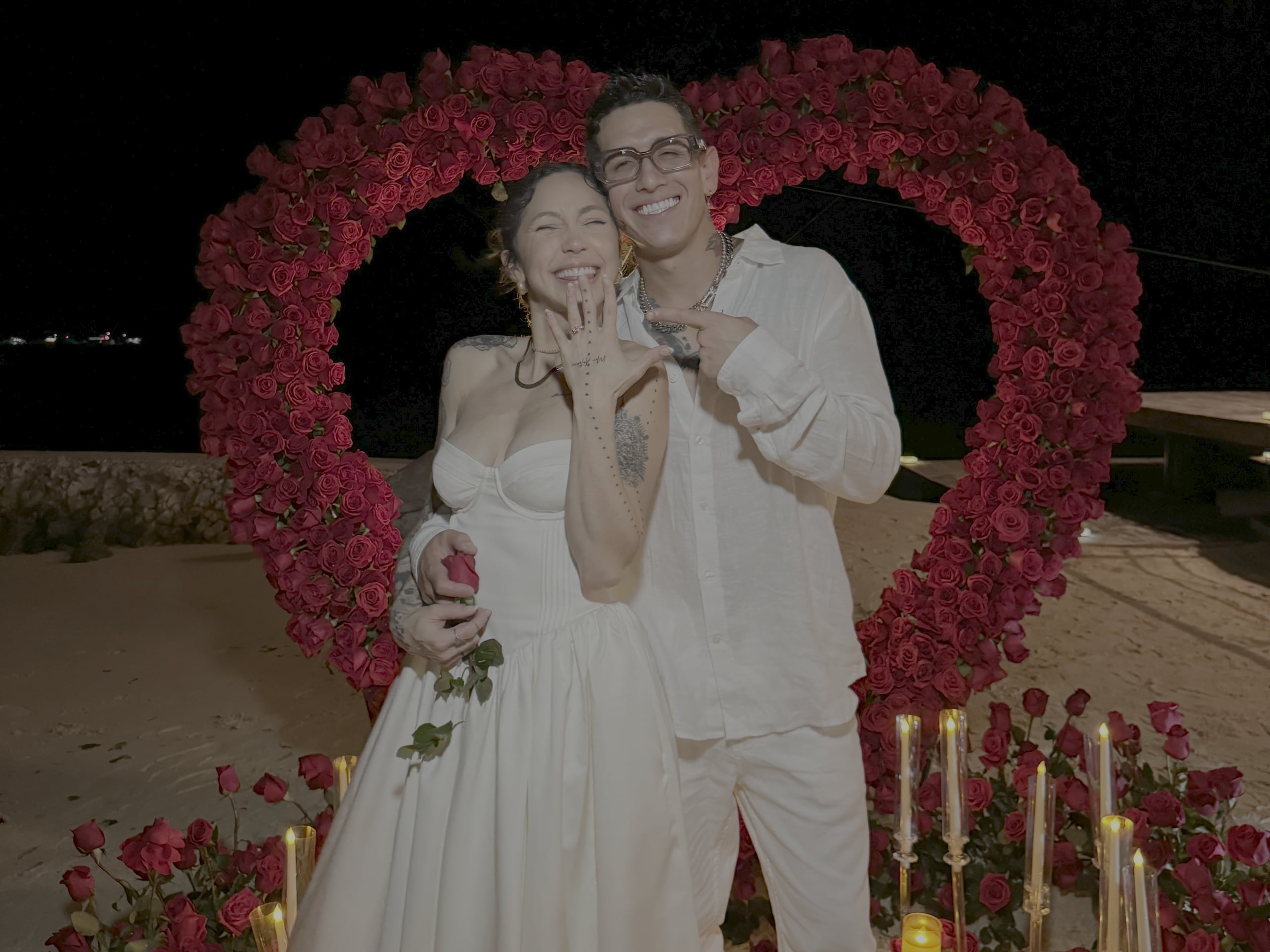 El cantante le propuso matrimonio a su pareja de muchos años en el segundo día del 2025.
