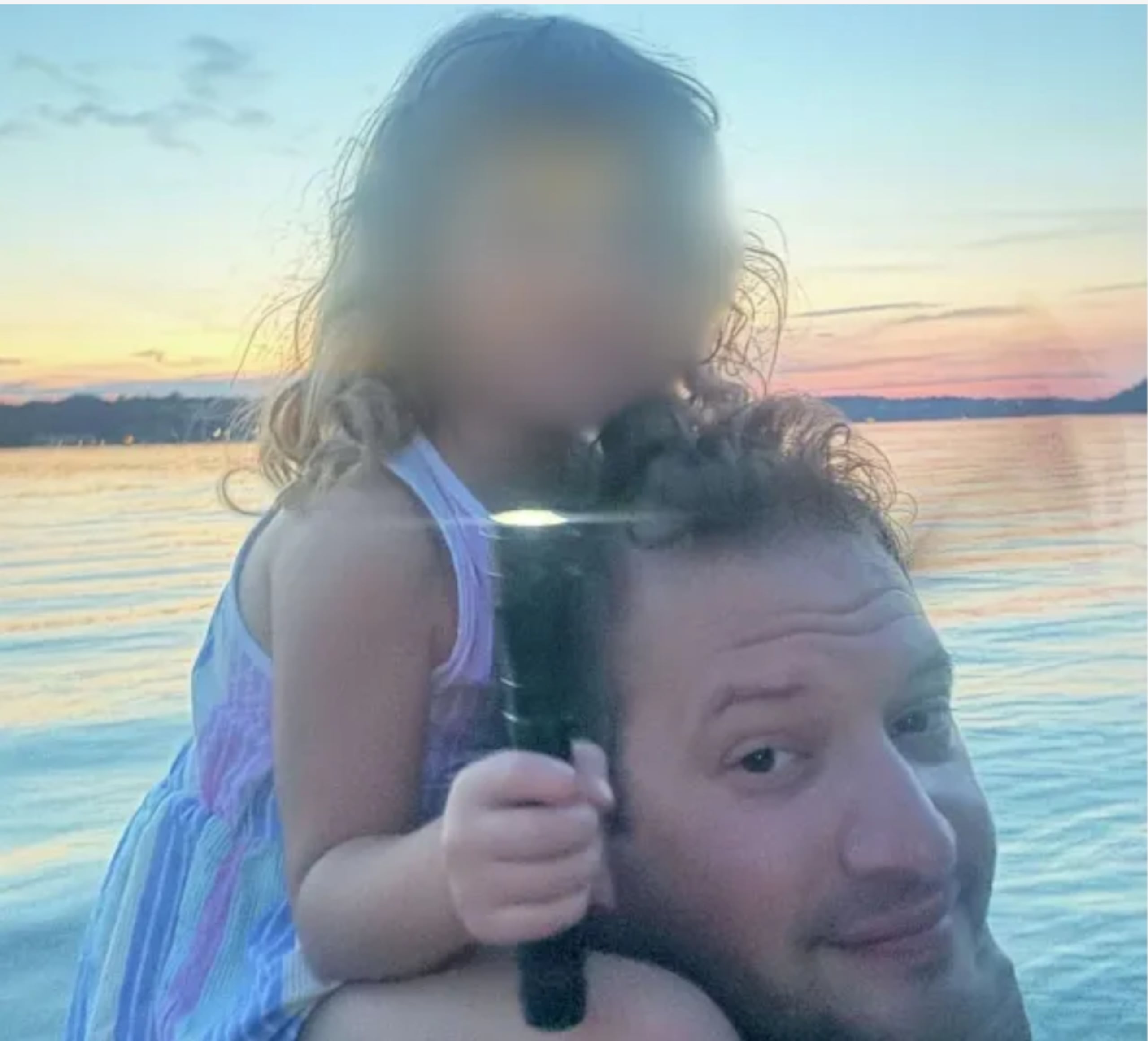 La menor junto a su padre.