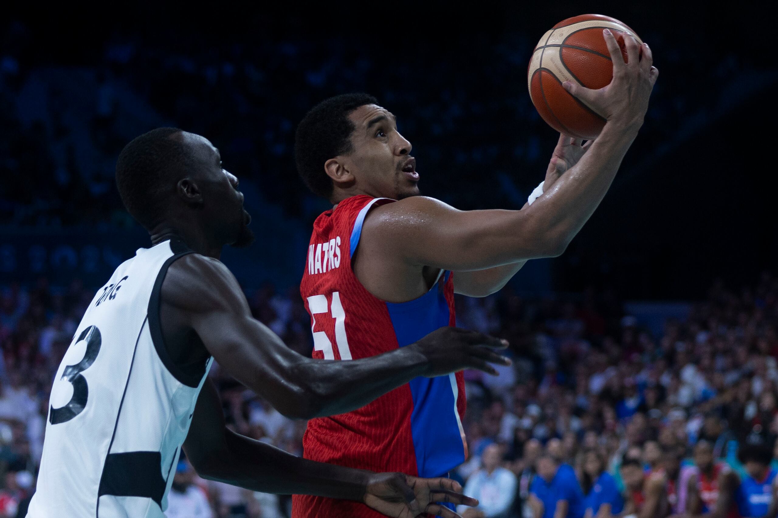 Tremont Waters ataca al canasto durante un juego de la Selección Nacional y Sudán del Sur en los Juegos Olímpicos de París 2024.