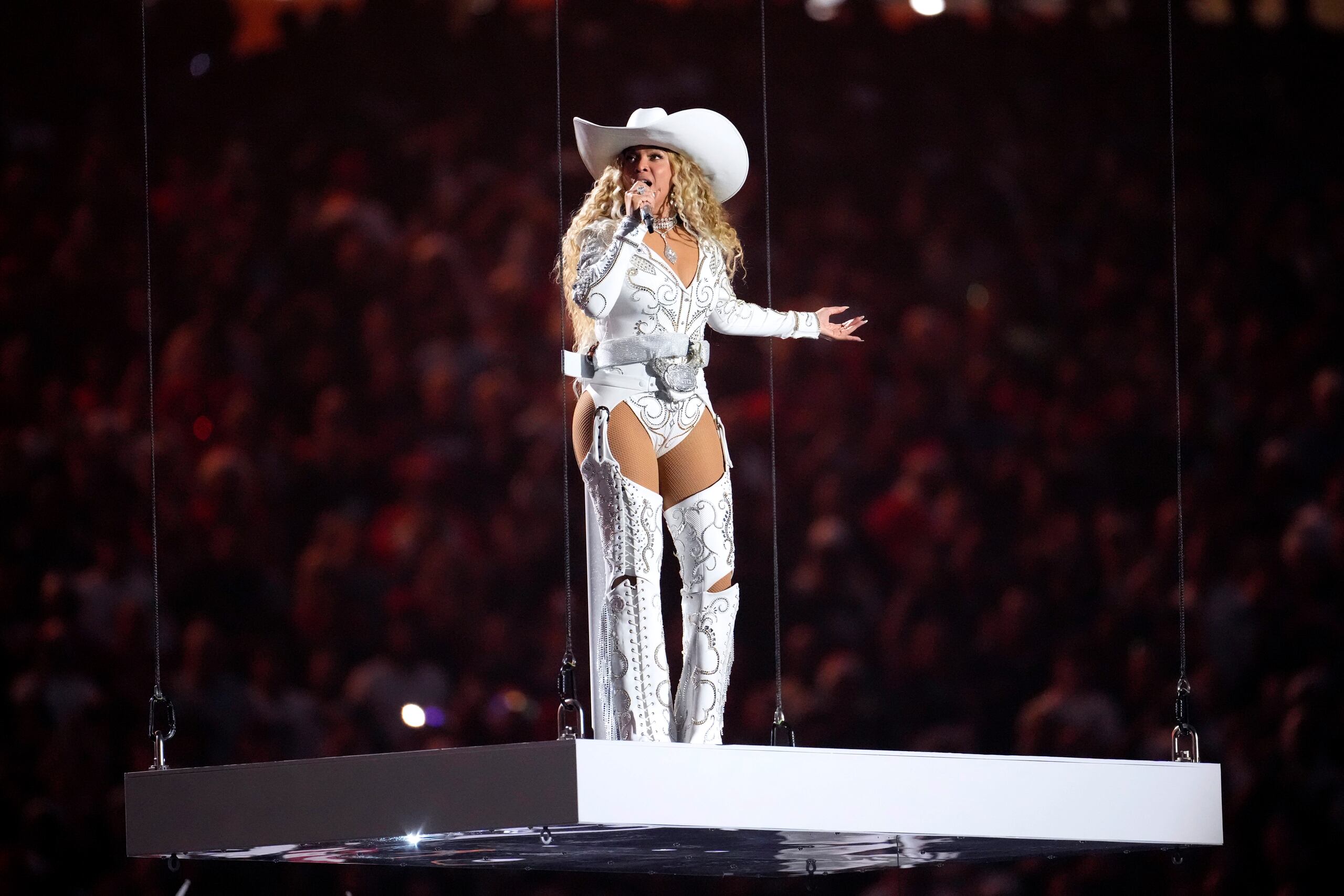 Beyoncé se presenta durante el entretiempo de un partido de fútbol americano de la NFL entre los Houston Texans y los Baltimore Ravens.
