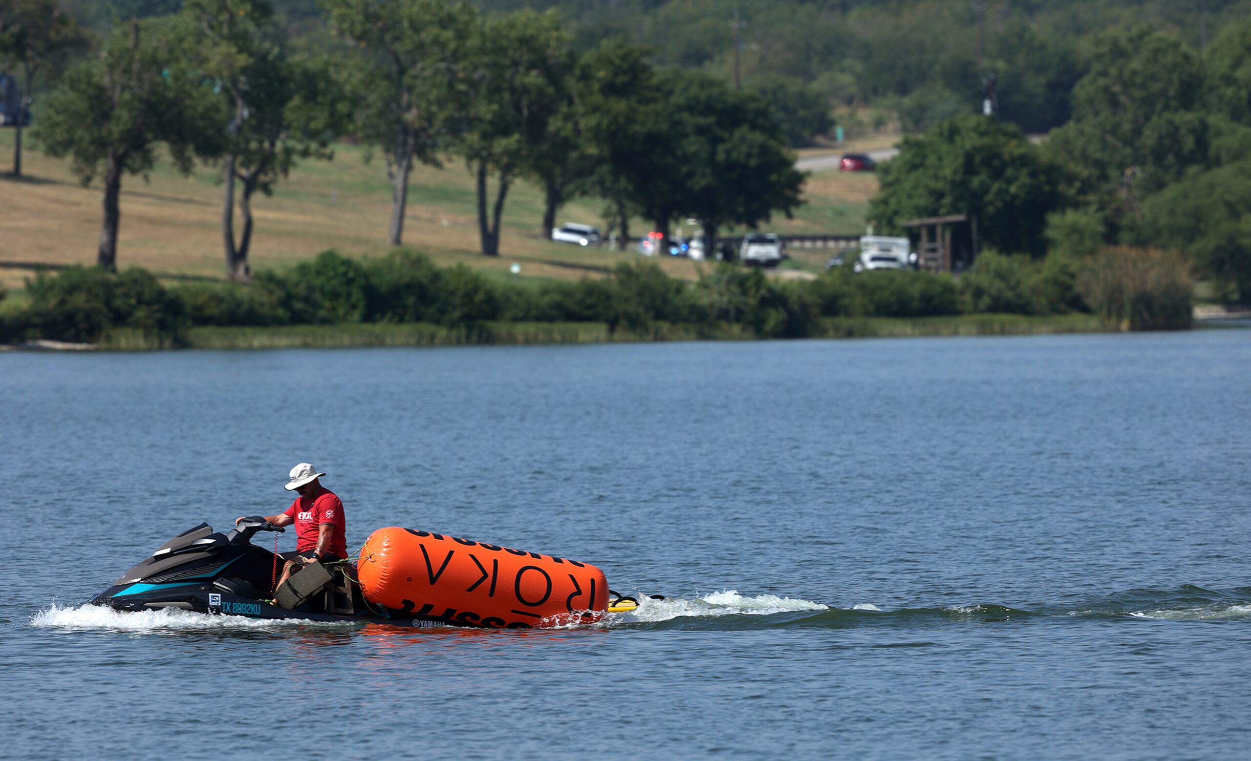 Una moto acuática recoge boyas de los CrossFit Games en Marine Creek Lake, donde un atleta se ahogó durante el evento de carrera y natación el jueves 8 de agosto de 2024 en Fort Worth, Texas.