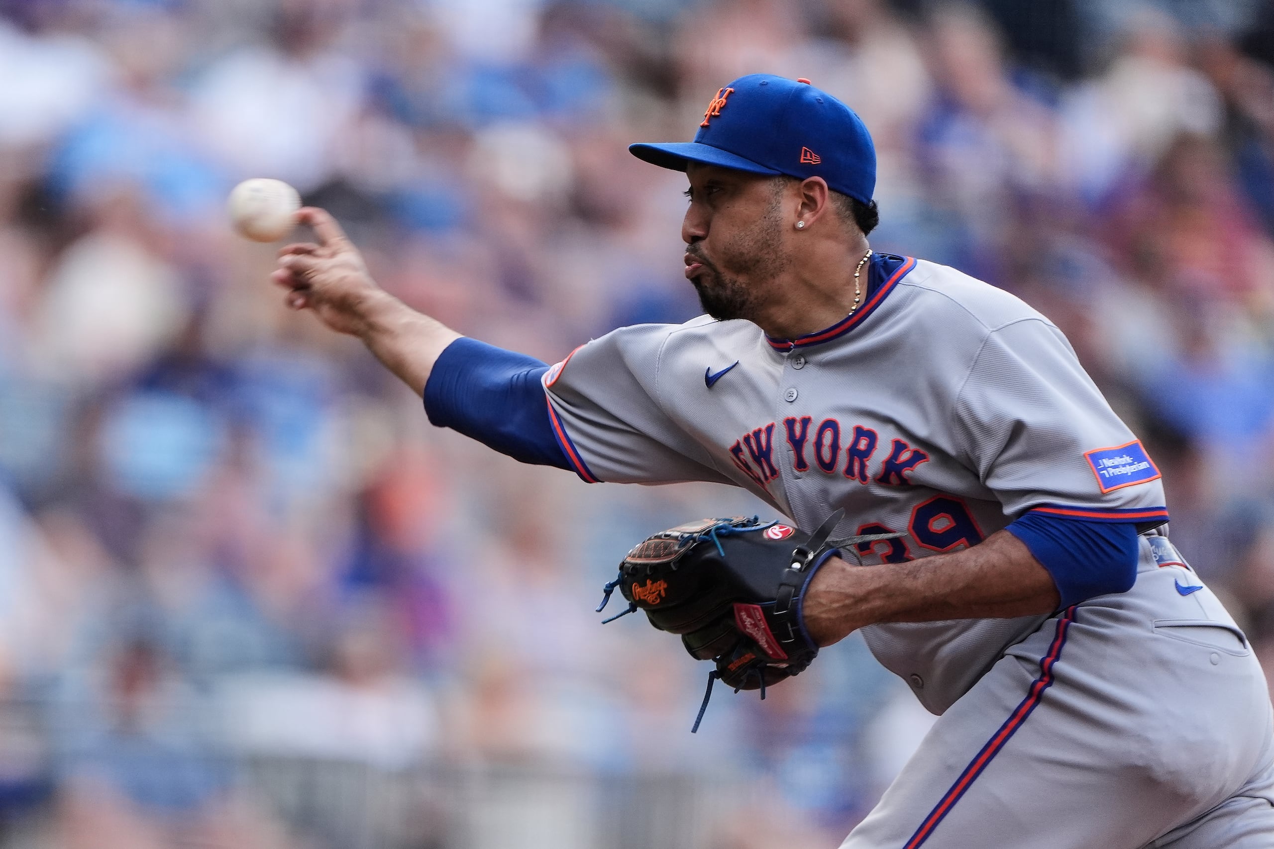 Edwin "Sugar" Diaz throws durante la novena entrada.