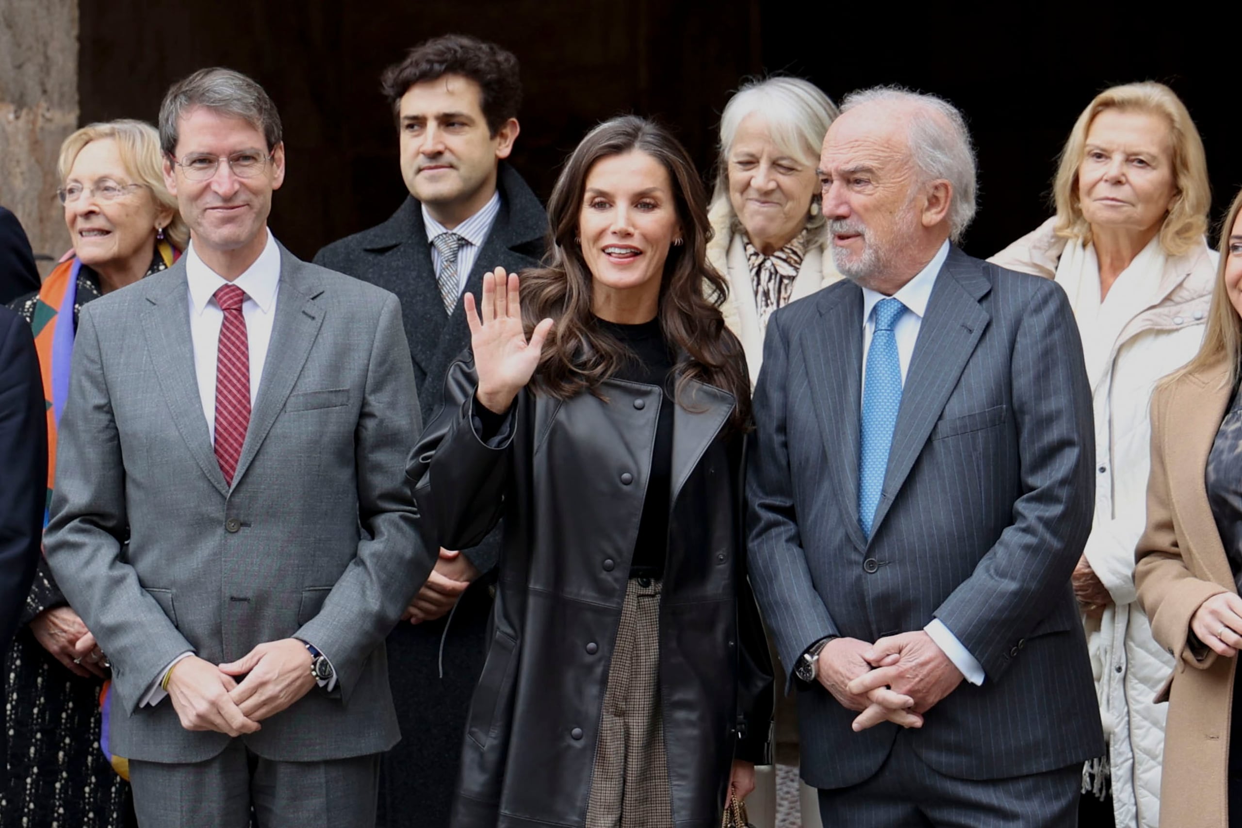 La reina Letizia posa para la foto de familia junto al presidente del Gobierno de La Rioja, Gonzalo Capellán (i); y el presidente de la FundéuRAE, Santiago Muñoz (2d); entre otras autoridades, antes de la clausura de XVI Seminario Internacional de Lengua y Periodismo que desde ayer se celebra en el Centro Internacional de Investigación de la Lengua Española (CILENGUA) de San Millán de la Cogolla. (EFE/Raquel Manzanares)