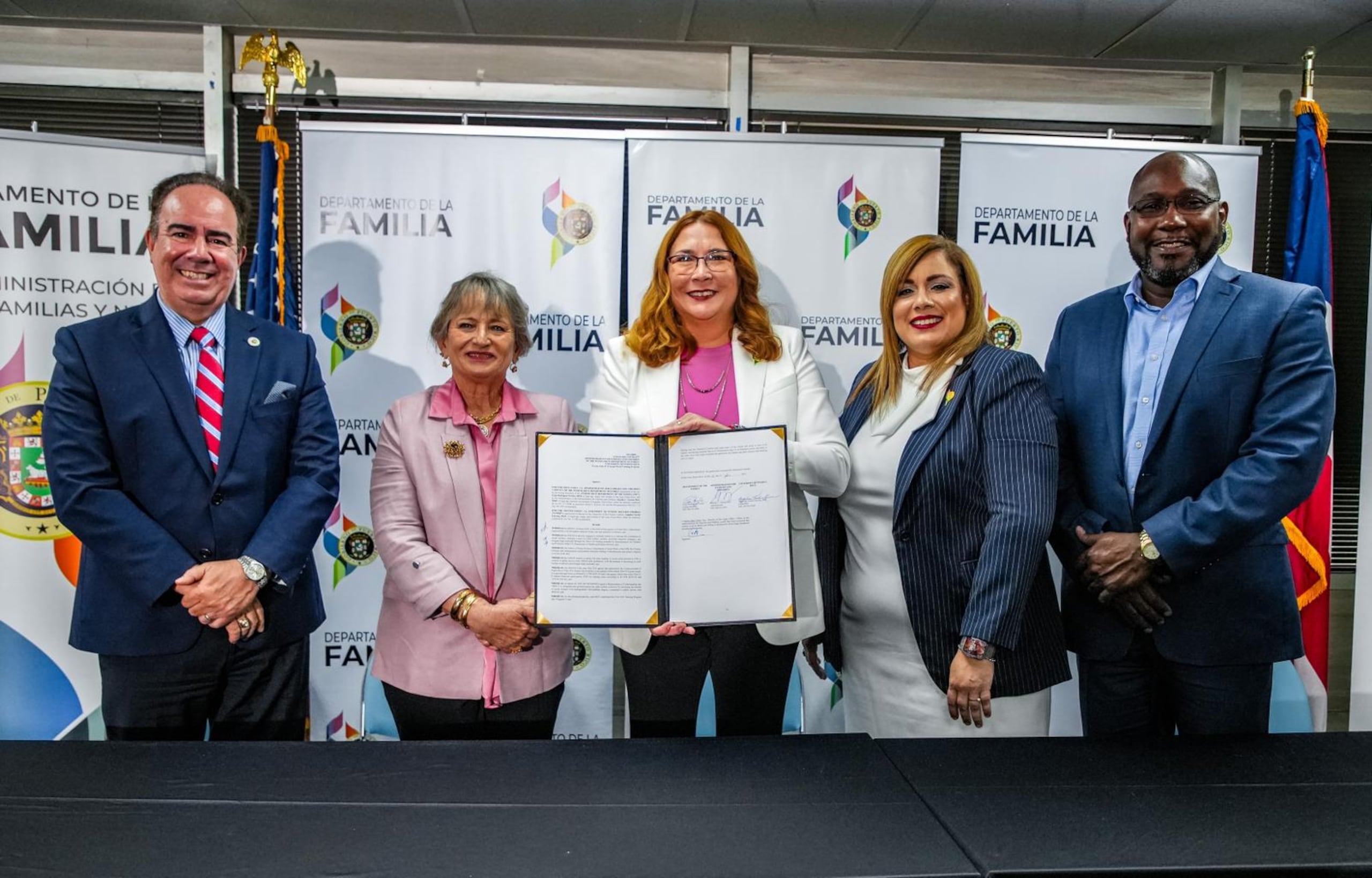 Departamento de la Familia firma acuerdo para becas a estudiantes de trabajo social.