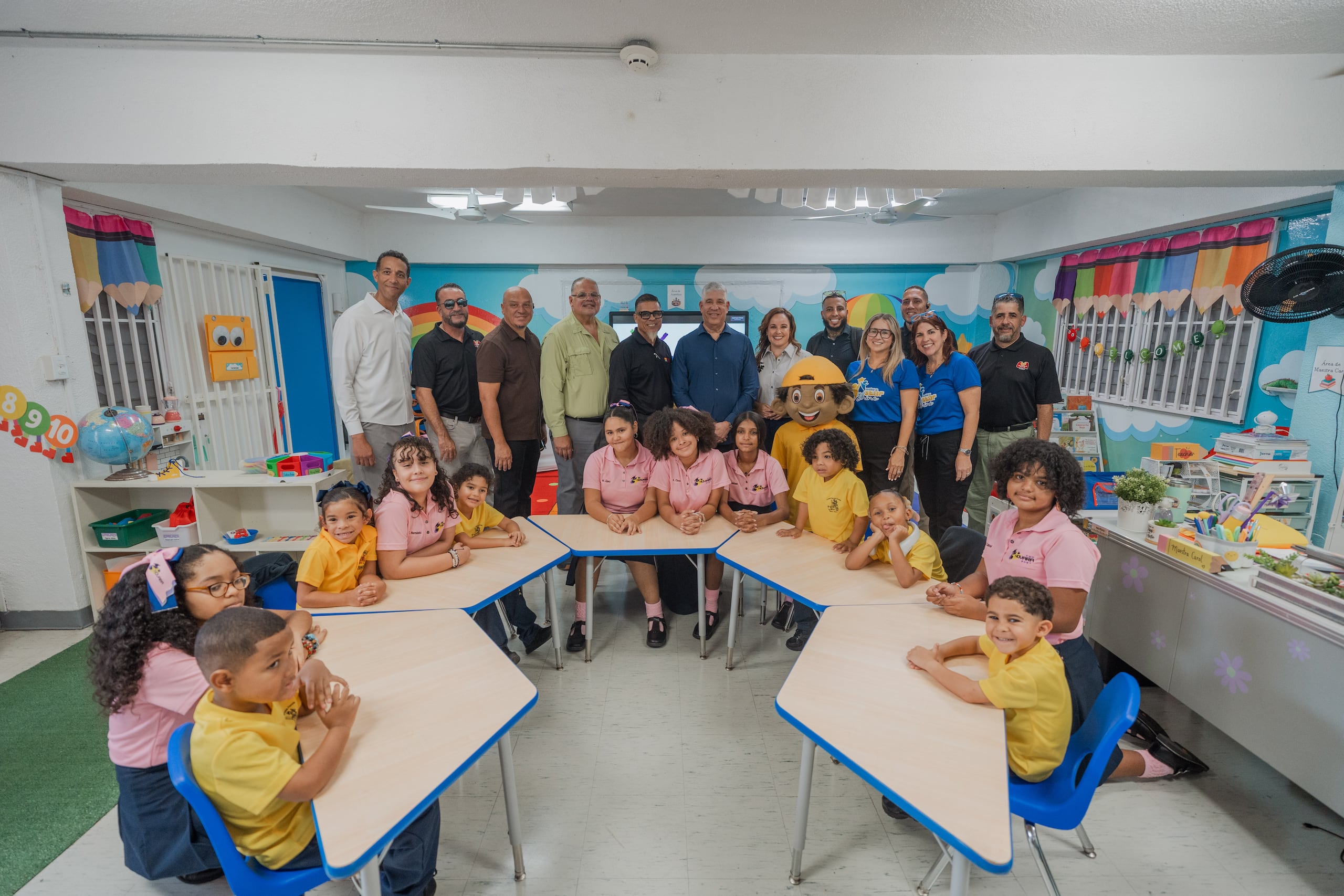 En 2012, el colegio estaba a punto de cerrar y un gurpo de voluntarios se organizó para ayudar a la comunidad y evitar que los estudiantes perdieran su escuela.