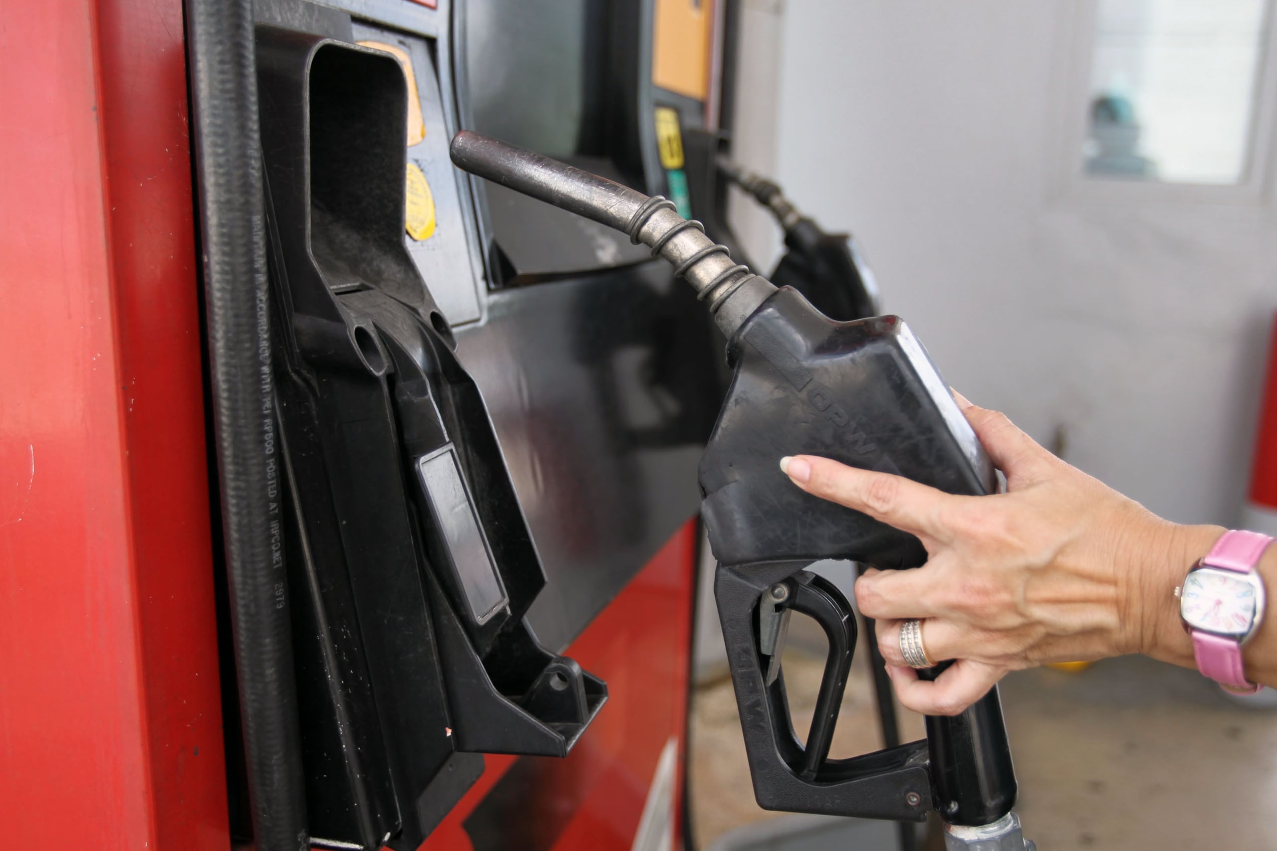 Una estación de gasolina.