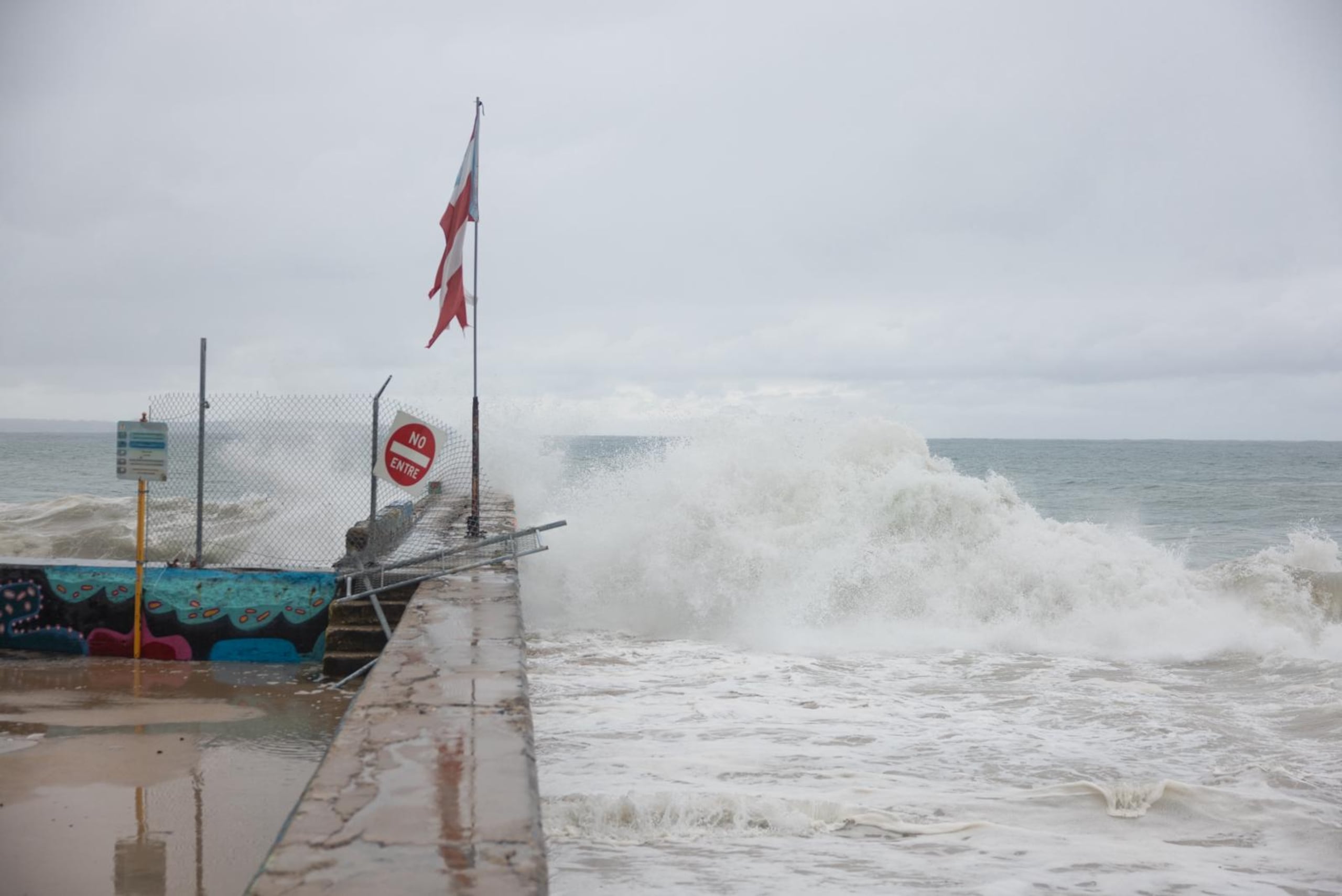 El alcalde de Aguadilla, Julio Roldán, emitió una advertencia urgente a residentes y visitantes para que se mantengan fuera de las áreas costeras debido a las fuertes marejadas que afectan la región.
