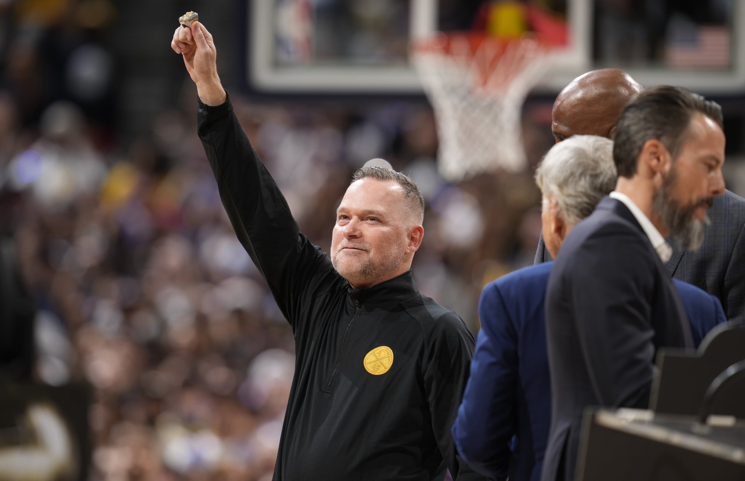 Michael Malone aparece aquí mostrando el anillo de campeón que recibió al inicio de la temporada del 2023-24.
