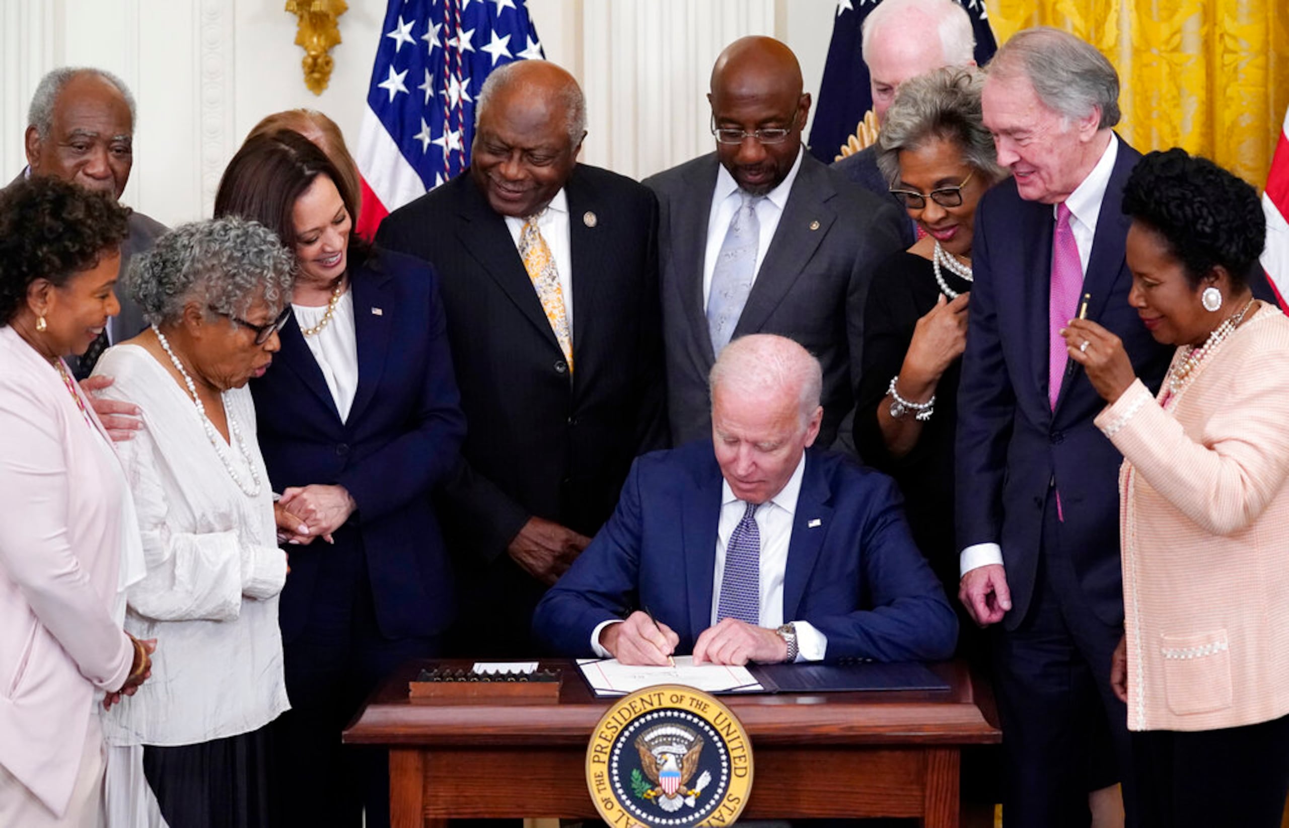 Finalmente, el 17 de junio de 2021 el presidente Joe Biden firmó el proyecto de ley para convertir el día en un feriado oficial a nivel federal.