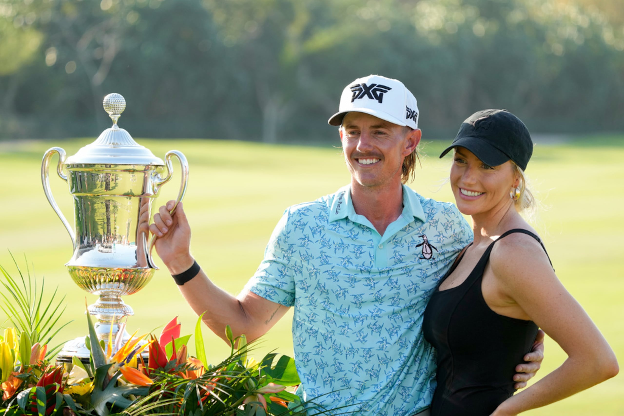 Jake Knapp y su novia Makena White posan con su trofeo durante la ceremonia de premiación tras ganar el torneo de golf Mexico Open en Puerto Vallarta, México, el 25 de febrero de 2024.