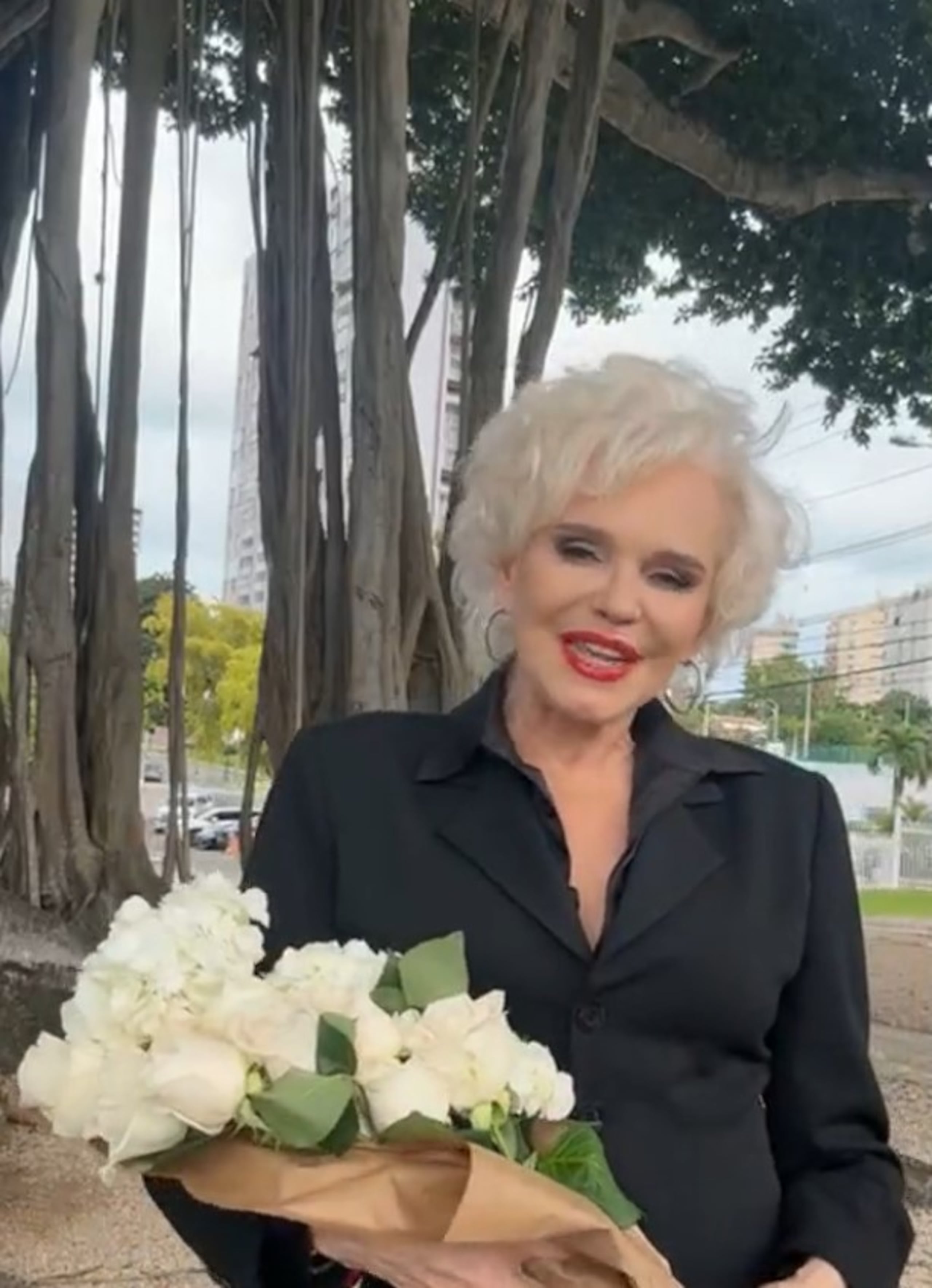 Charytín le llevó rosas blancas en recuerdo del especial que Elín produjo para ella y que ganó en Estados Unidos un premio Peabody.