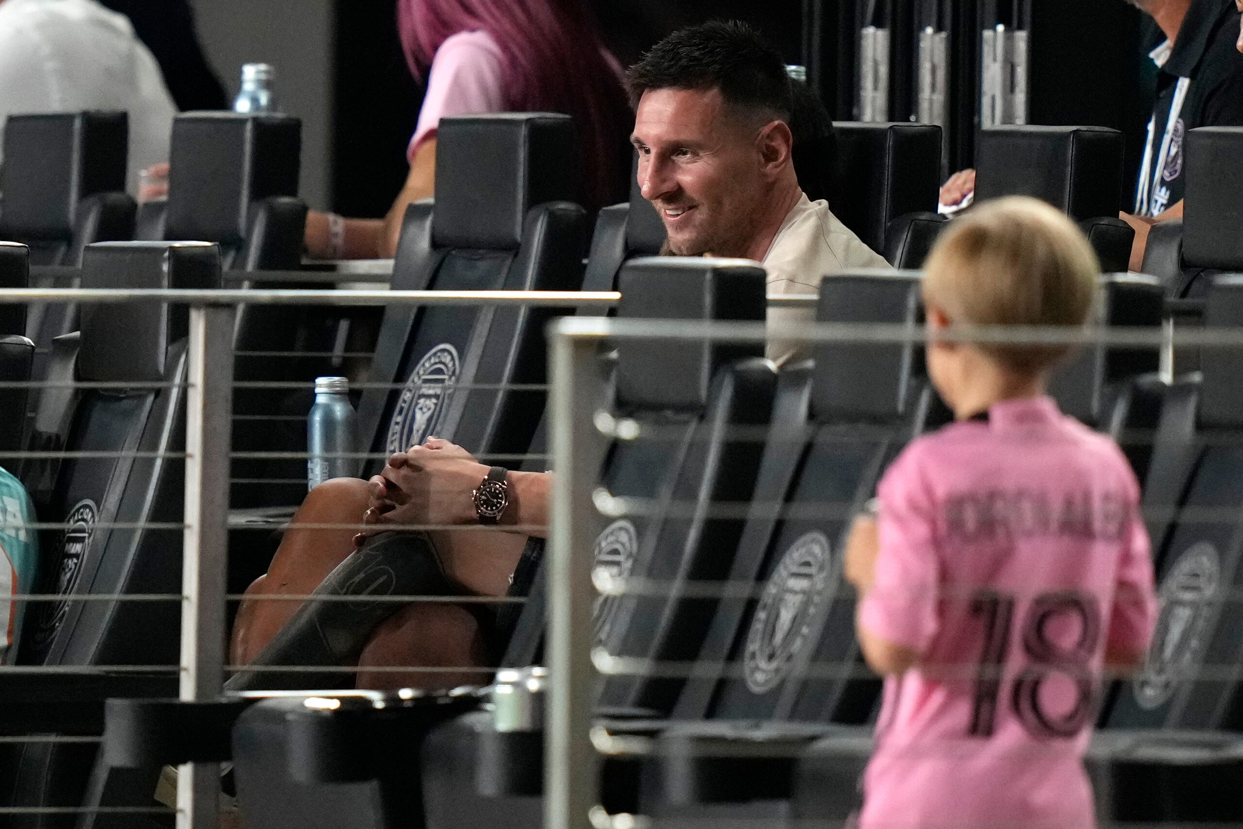 Lionel Messi, del Inter Miami, observa desde el graderío un partido de su equipo.