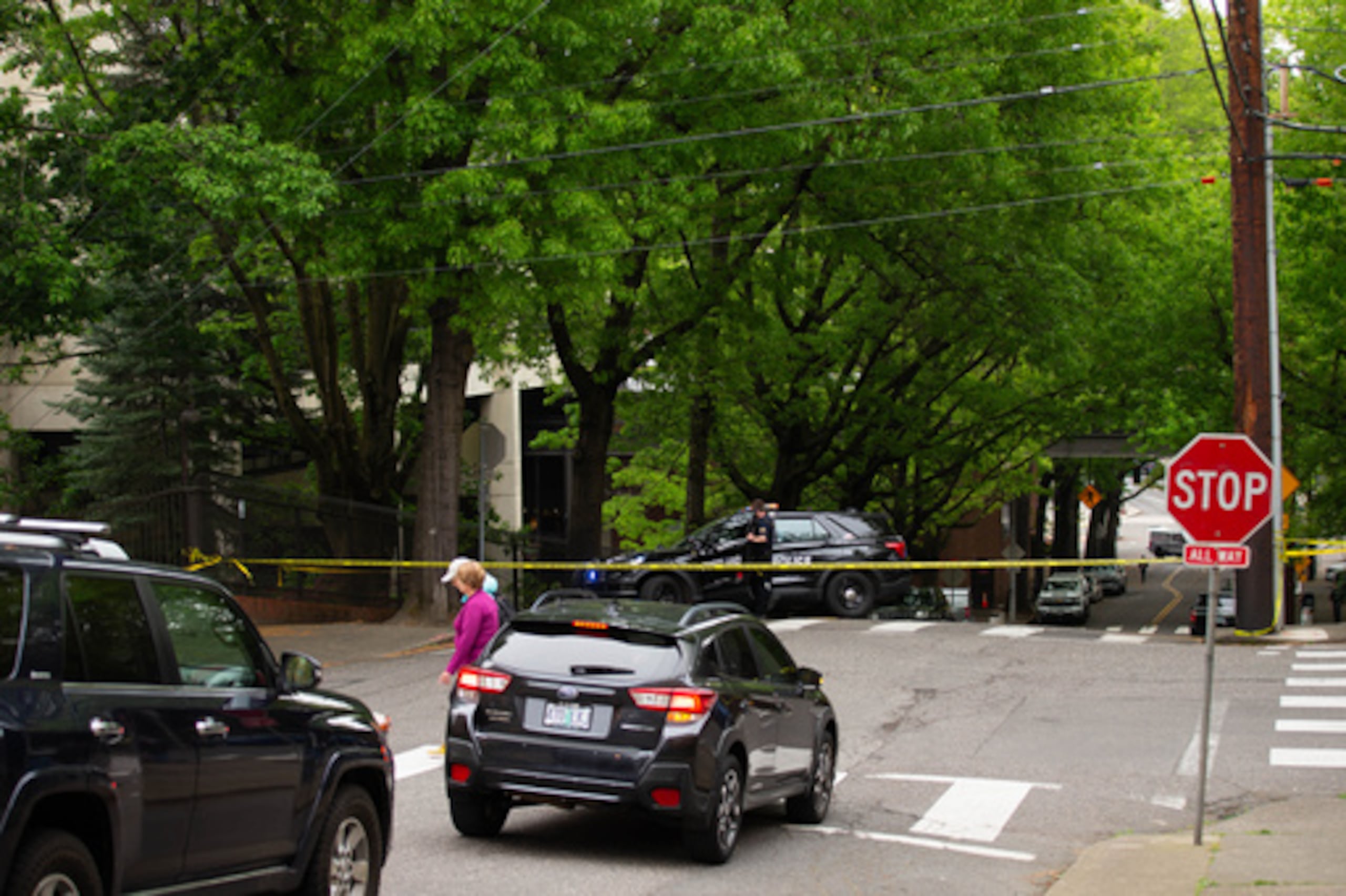 La policía cierra la manzana que rodea el Multnomah Athletic Club en el noroeste de Portland, Oregón, el sábado 2 de mayo de 2026. (Allison Barr/The Oregonian vía AP)