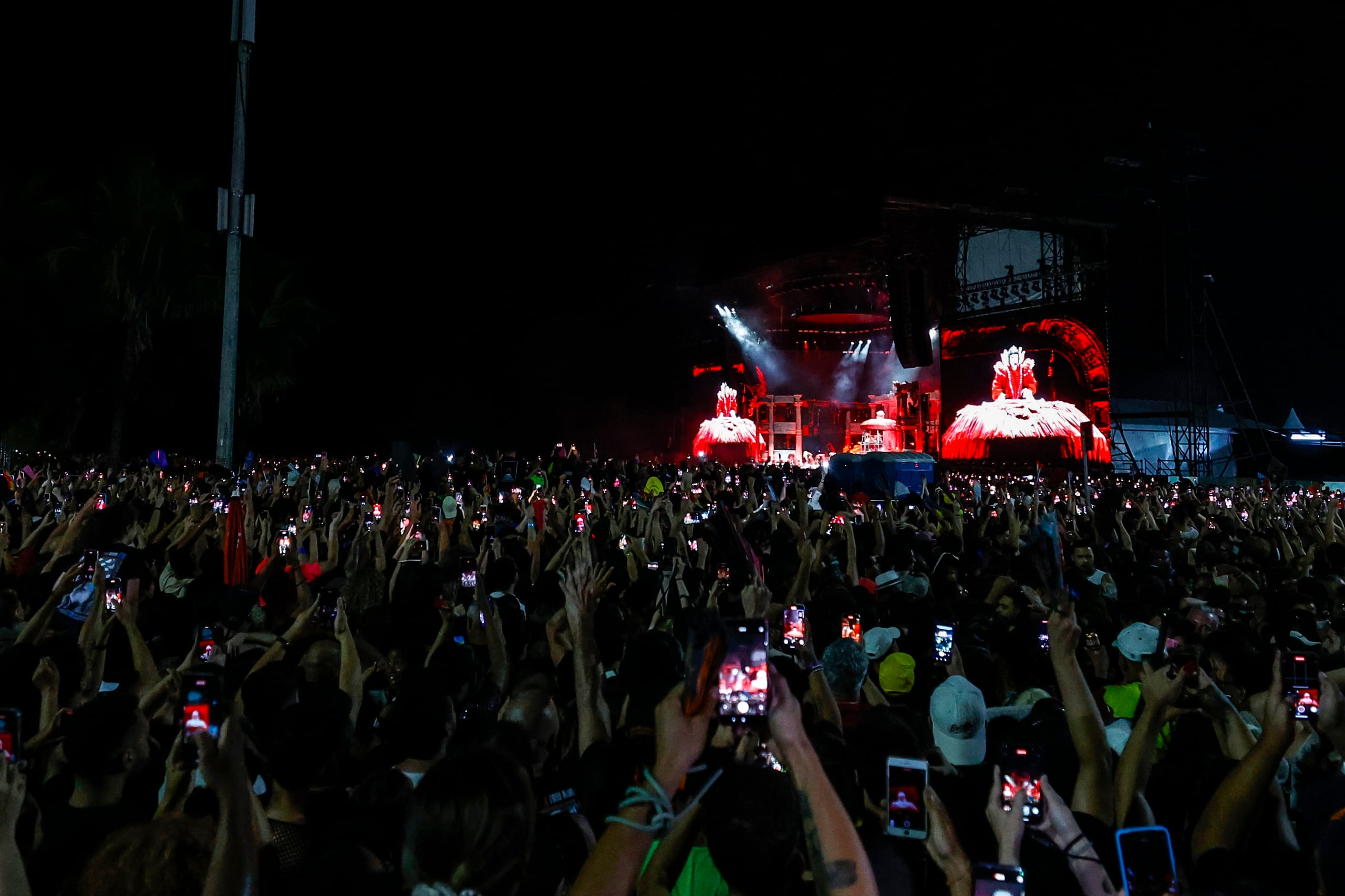 La cantante y compositora estadounidense Lady Gaga se presenta en un macroconcierto gratuito en la playa de Copacabana este sábado, en Río de Janeiro (Brasil). EFE/ Antonio Lacerda
