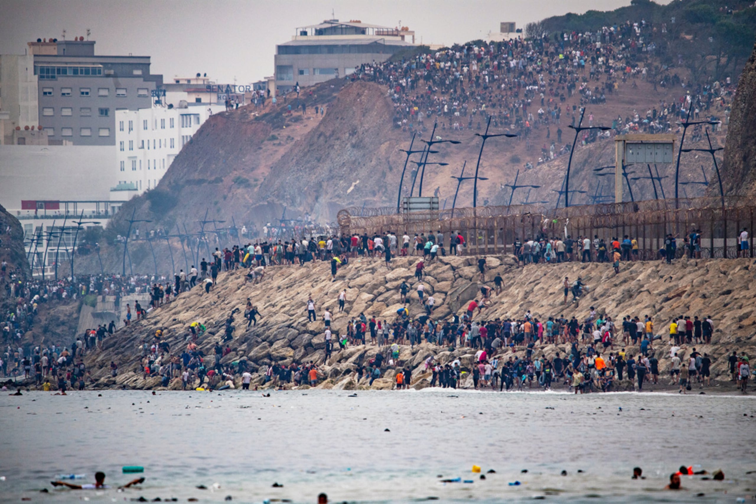 Migrantes regresan a Marruecos desde el enclave español de Ceuta, el viernes 31 de julio de 2026.