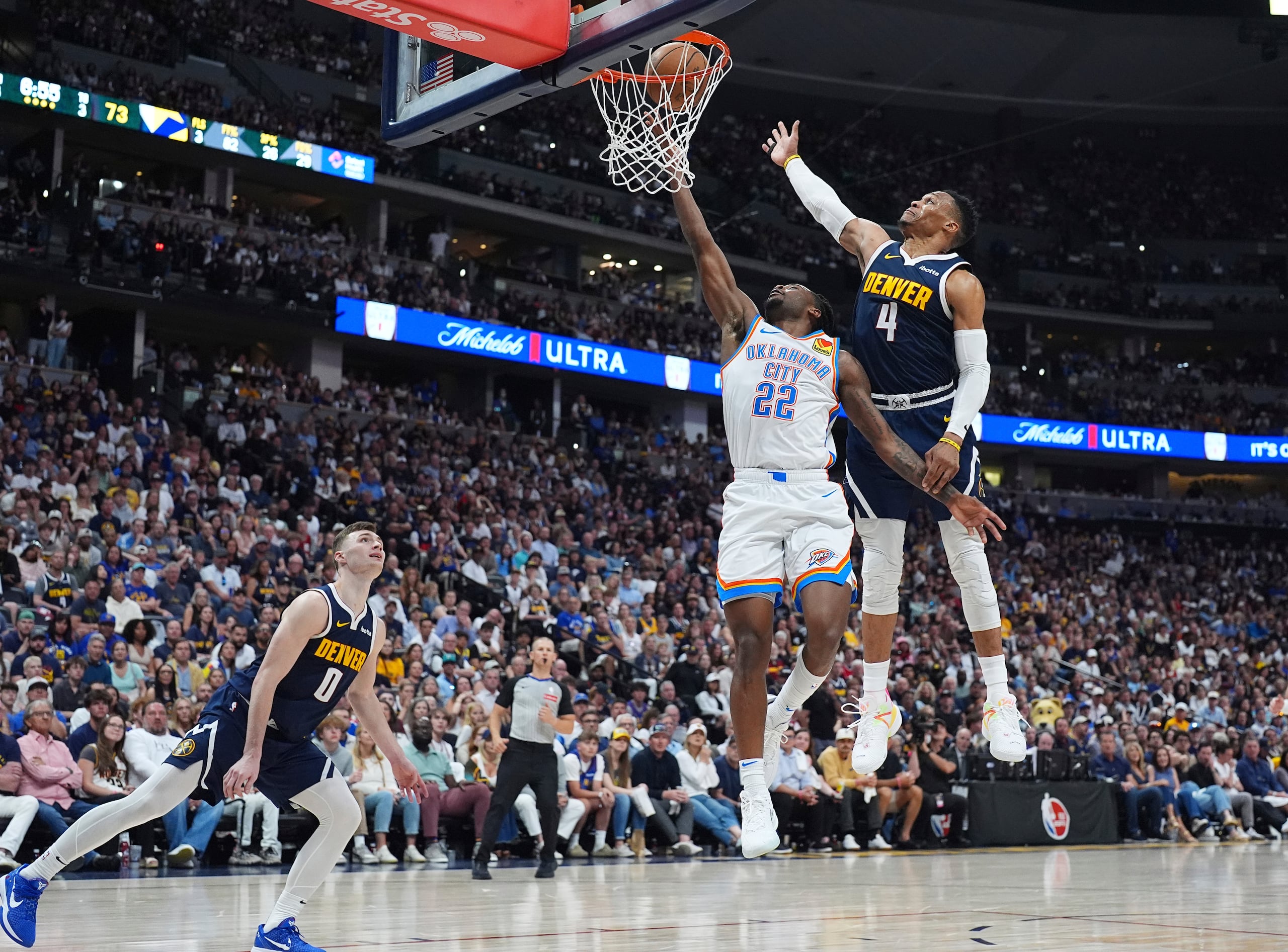 Cason Wallace (22) ataca el canasto ante la defensa de Christian Braun.