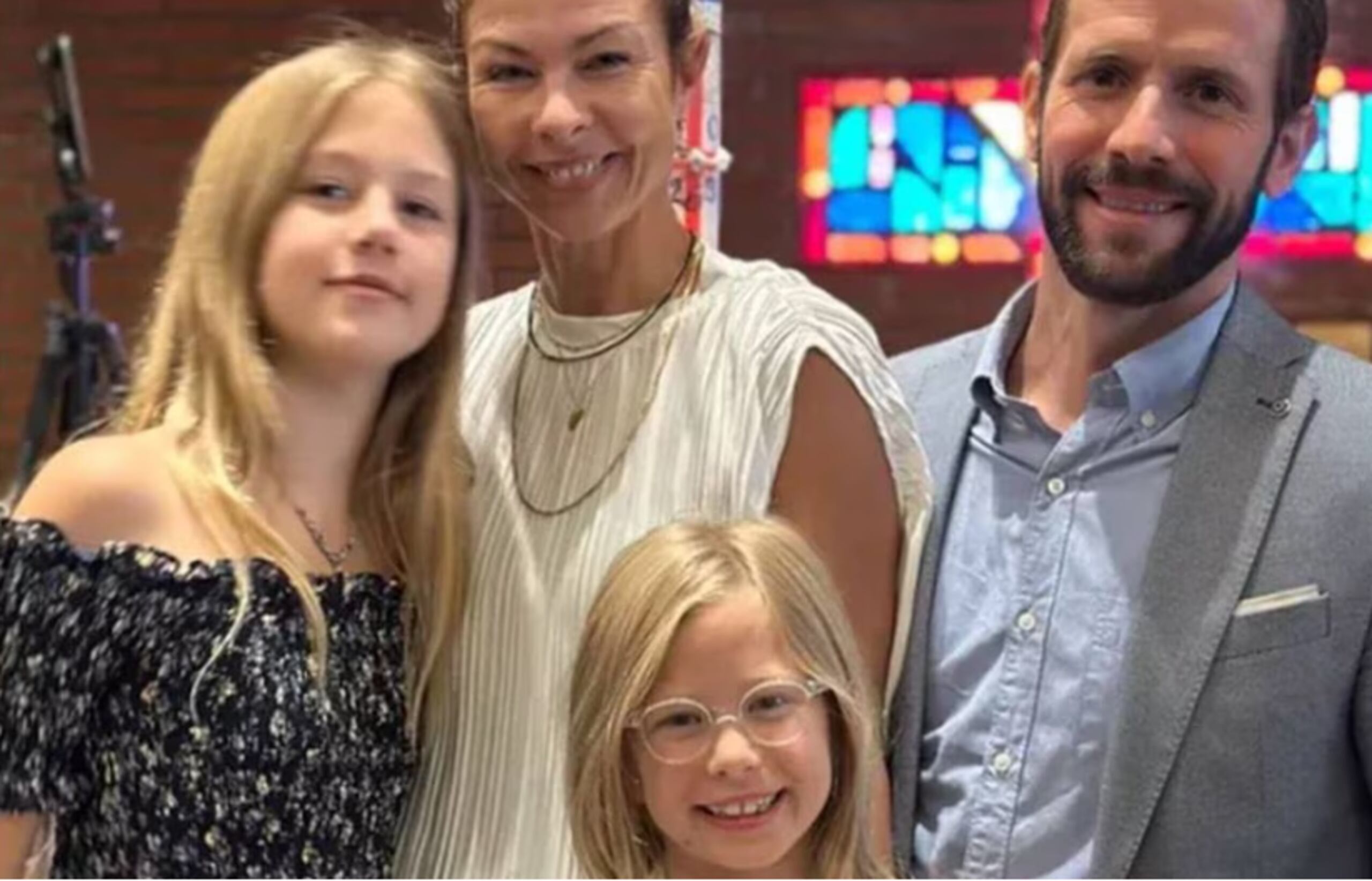 Christian Oliver junto a su esposa y sus dos hijas.