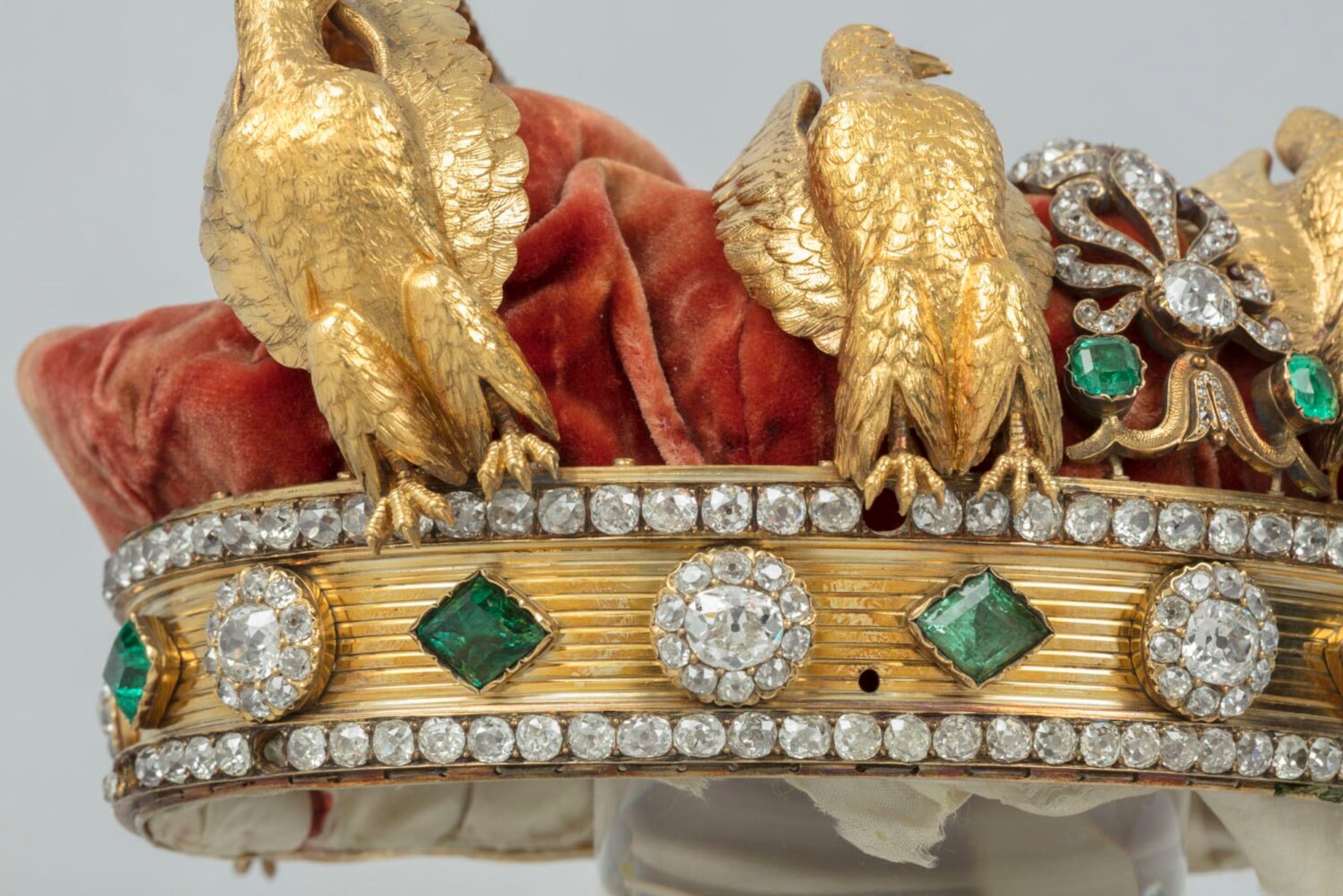 La restauración de la corona de la emperatriz Eugenia se confiará a un conservador acreditado, tras un proceso de licitación