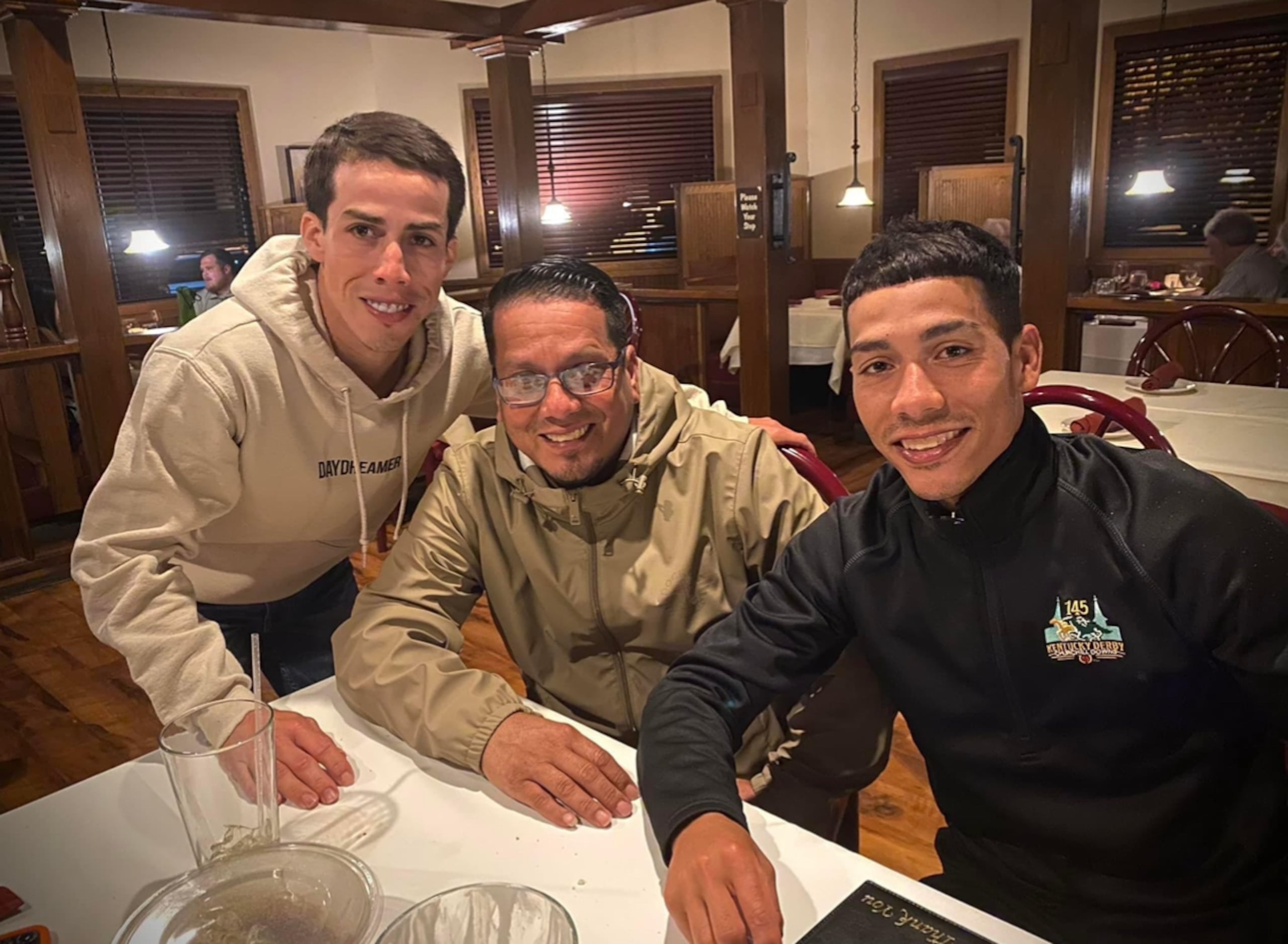 Irad Ortiz, padre, junto a sus hijos Irad Jr. y José Luis.