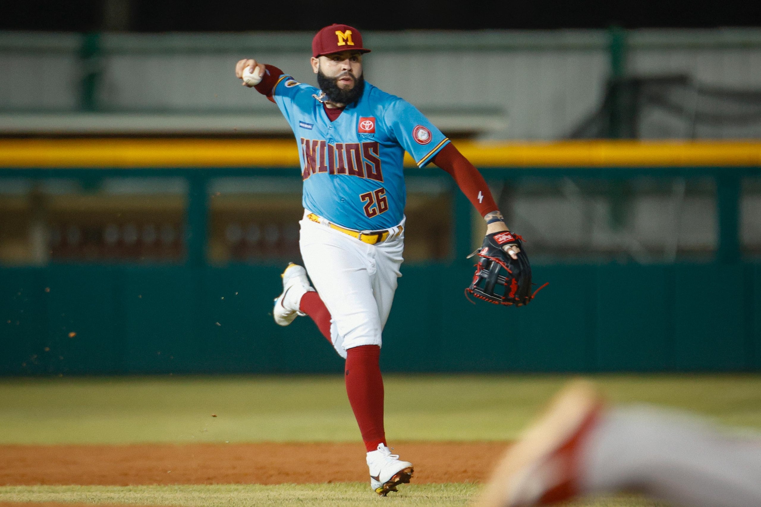 El tercera base de los Indios de Mayagüez, Emmanuel Rivera, durante el segundo partido contra los Cangrejeros de Santurce.