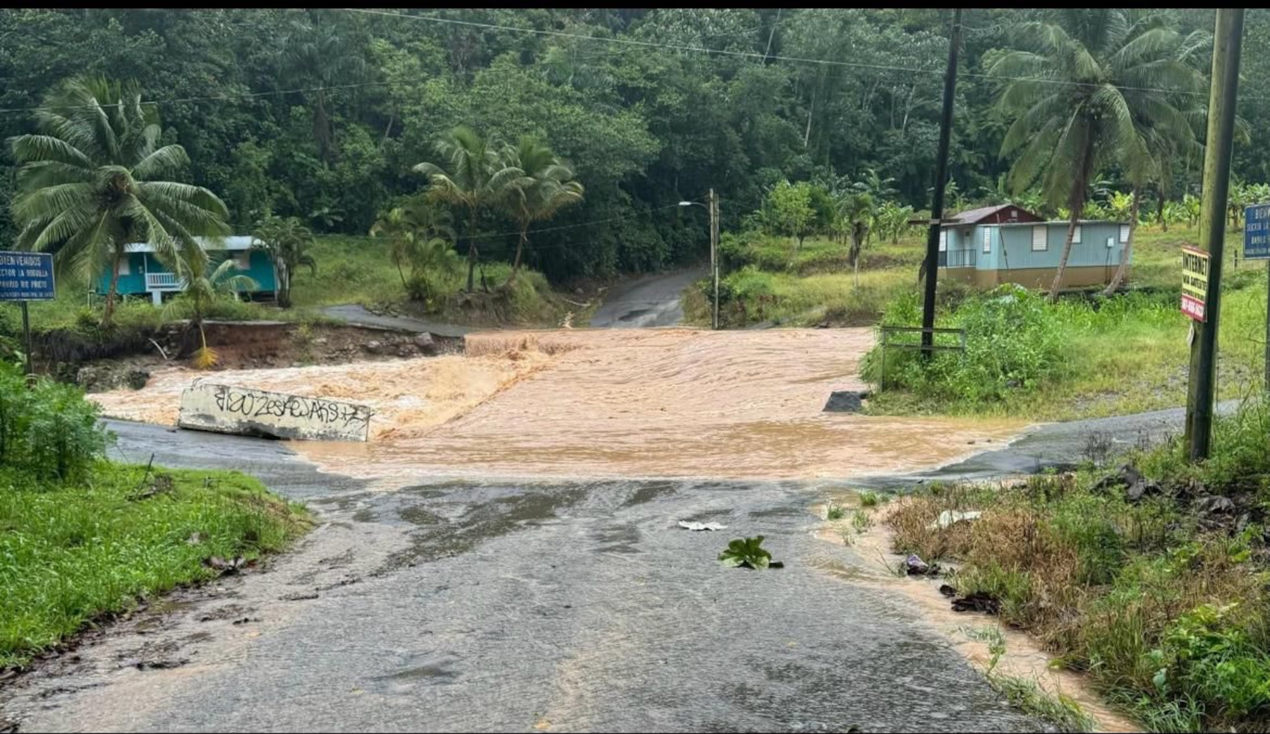 La carretera PR-431 en el kilómetro 5.6 del sector Boquilla en el barrio Río Prieto, del poblado Castañer fue cerrada porque un golpe de agua le ocasionó daños a un puente.