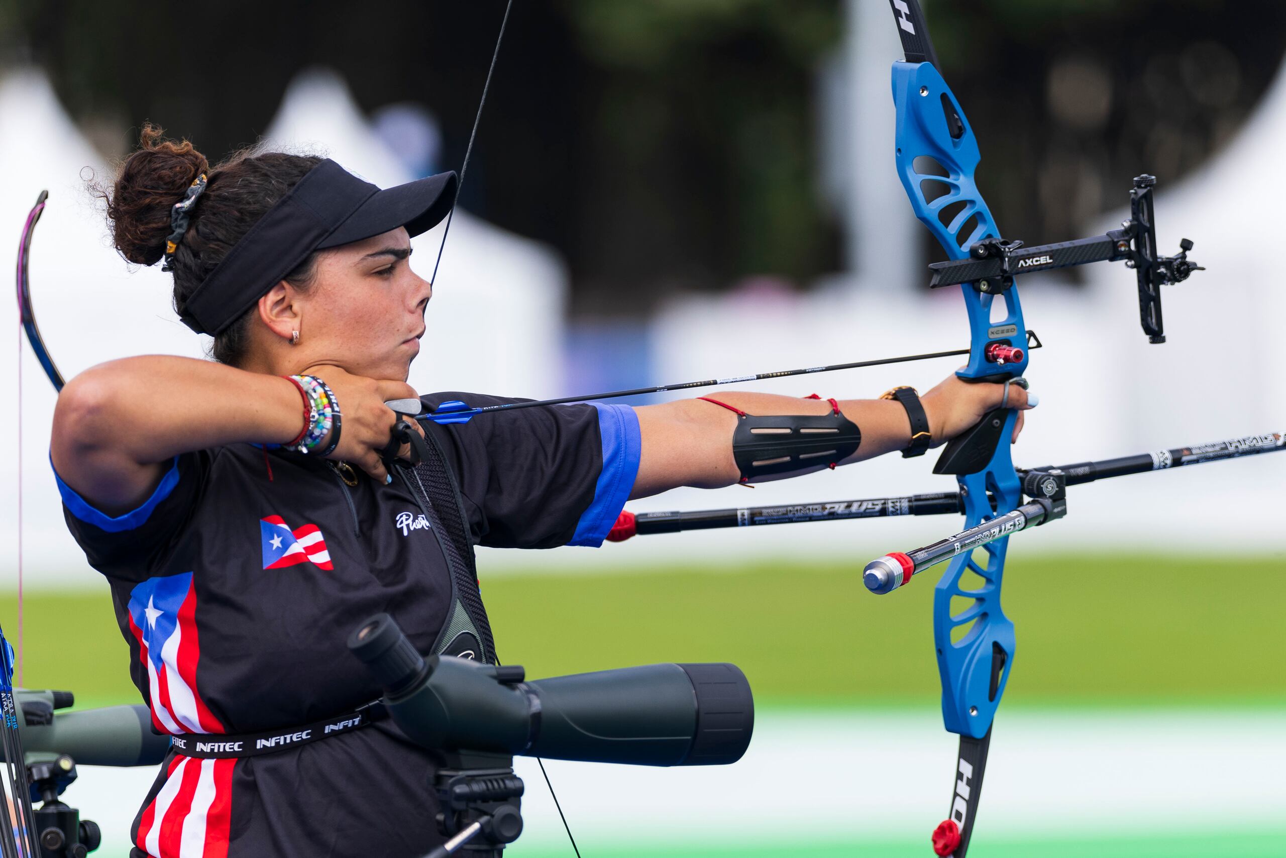 Alondra Rivera realiza un tiro de práctica durante la sesión.