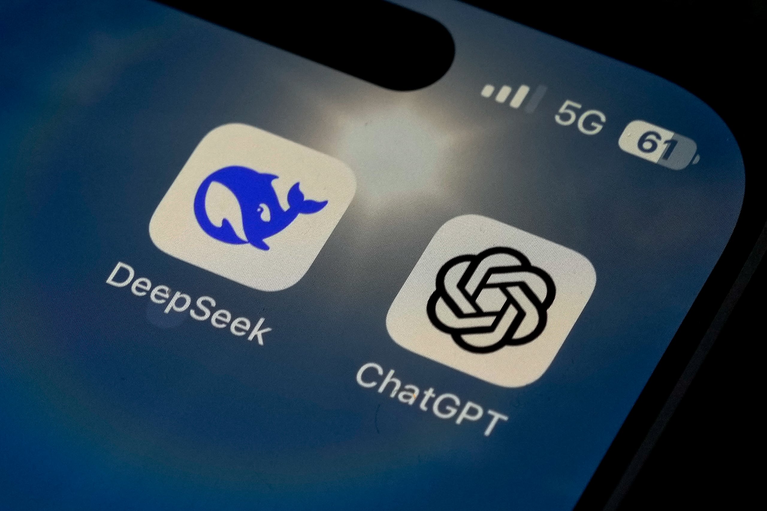 Los usuarios esperaban con gran interés la V4 de DeepSeek para probar cómo se compara con competidores de Estados Unidos como ChatGPT de OpenAI, Claude de Anthropic y Gemini de Google.