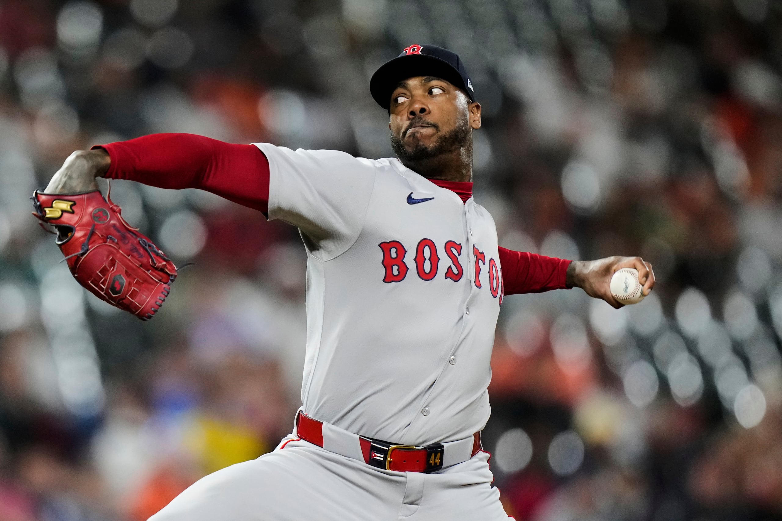 El lanzador relevista de los Red Sox de Boston, el cubano Aroldis Chapman, lanza durante la novena entrada de un juego de béisbol contra los Orioles de Baltimore, el miércoles 27 de agosto de 2025, en Baltimore. (AP Photo/Stephanie Scarbrough)