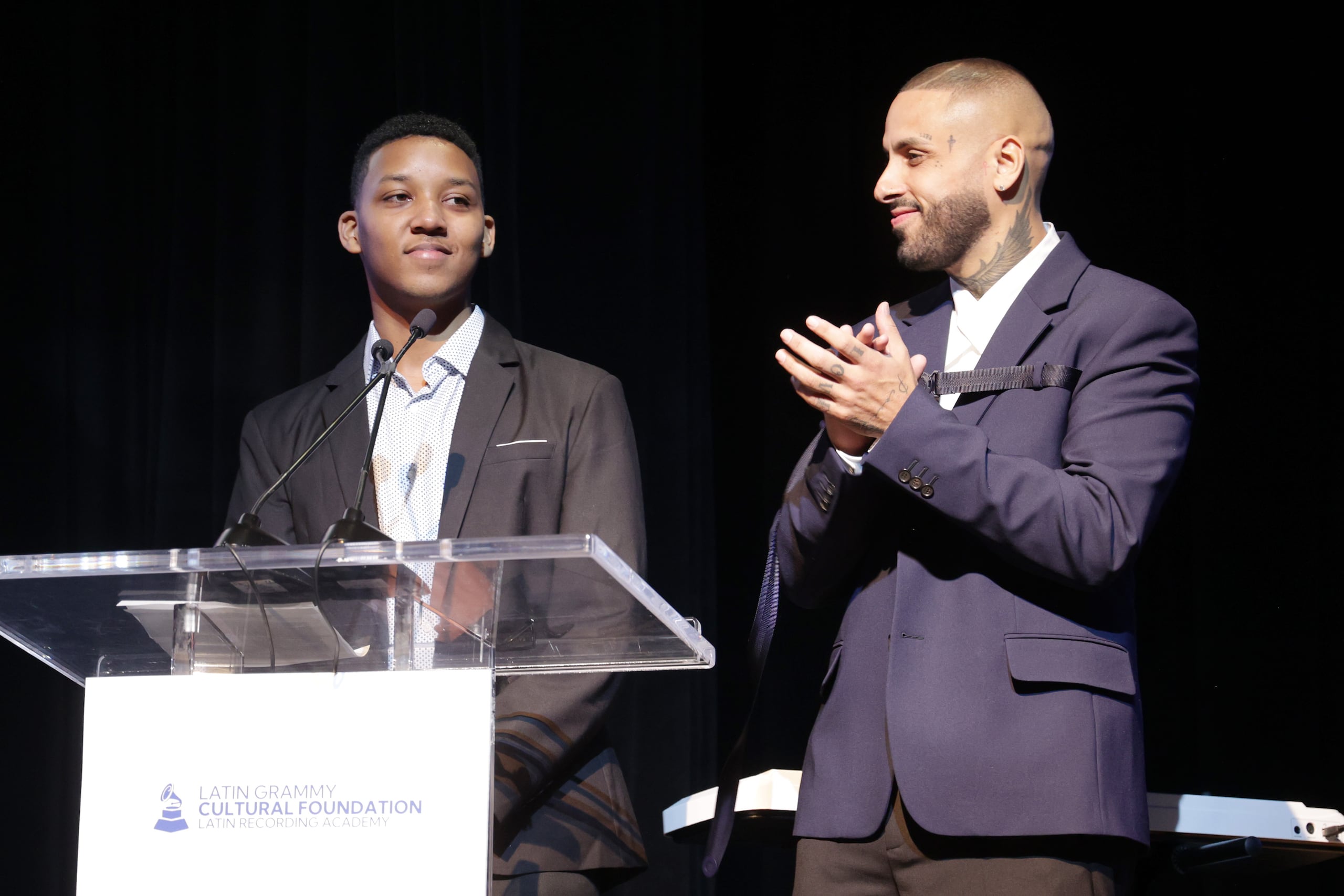 El novel pianista dominicano Leomar Cordero recibió la Beca Nicky Jam o Beca Prodigio, la cual le permitirá cursar estudios en el Berklee College of Music.