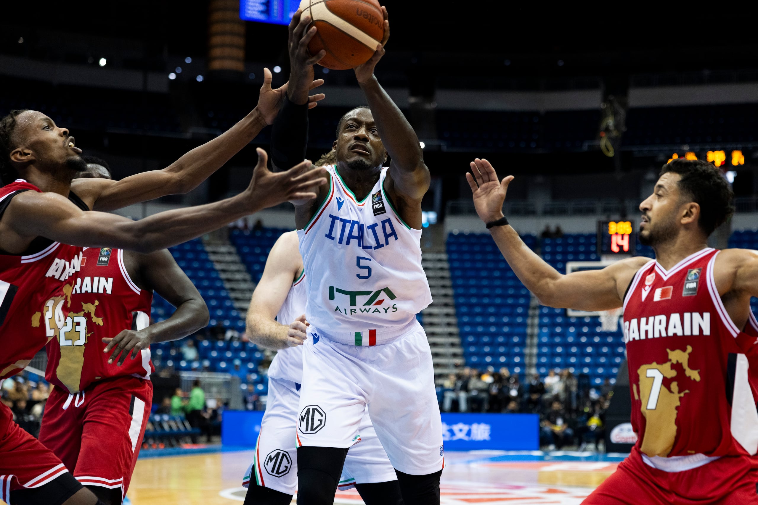 Awudu Abass lucha por controlar el balón