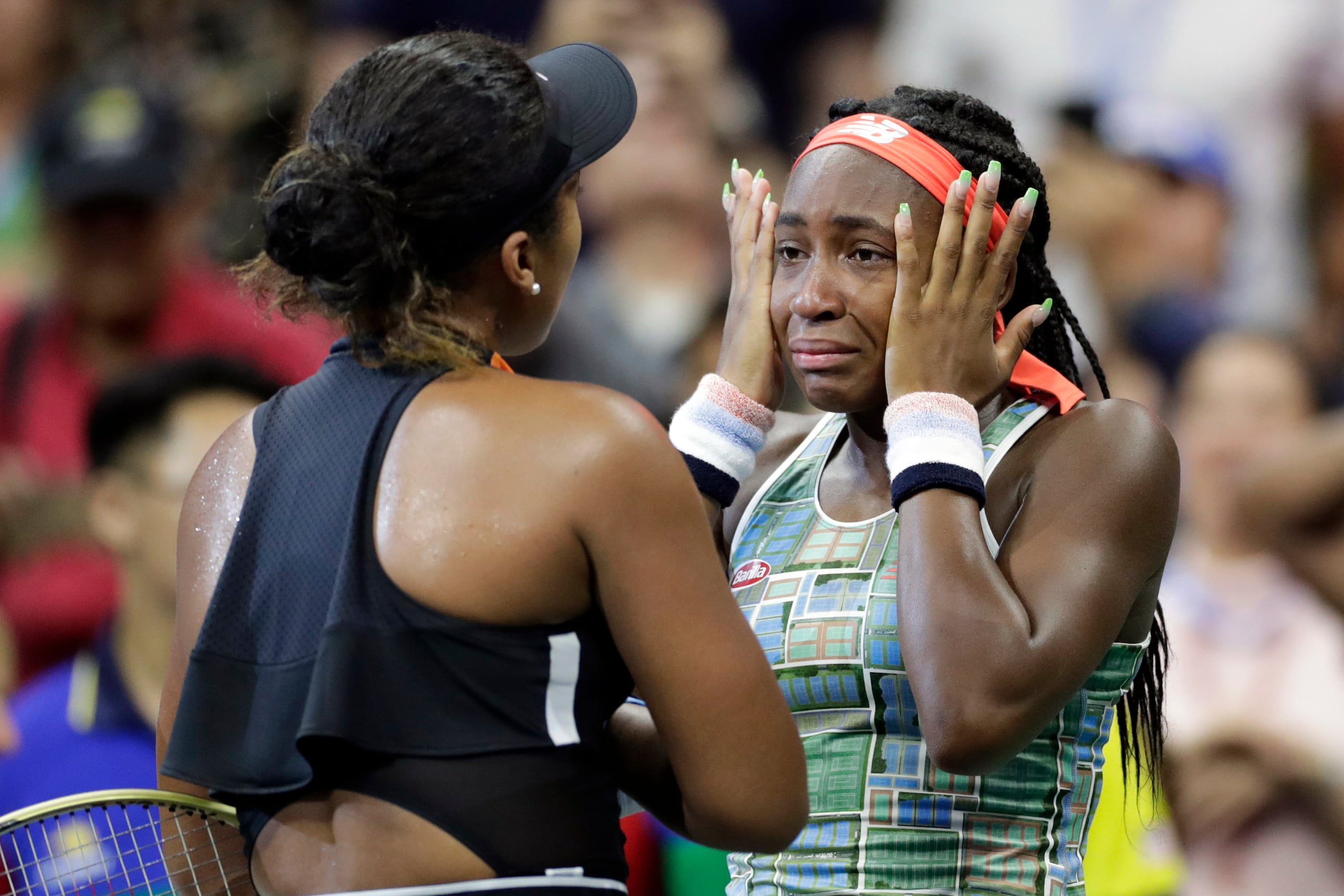 La local Coco Gauff llora tras caer ante la japonesa Naomi Osaka en la tercera ronda del Abierto de Estados Unidos del 2019.